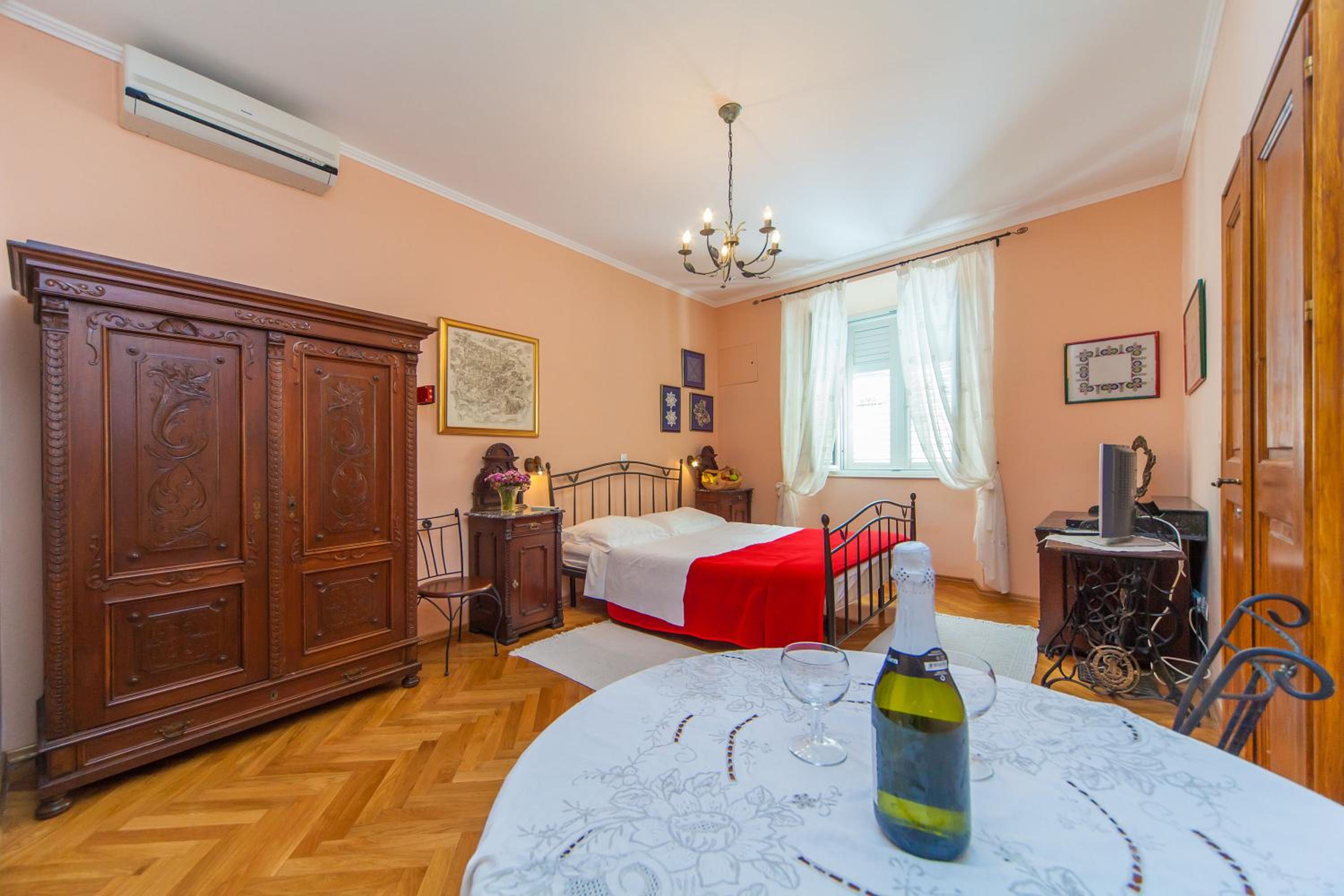 Amoret Apartments