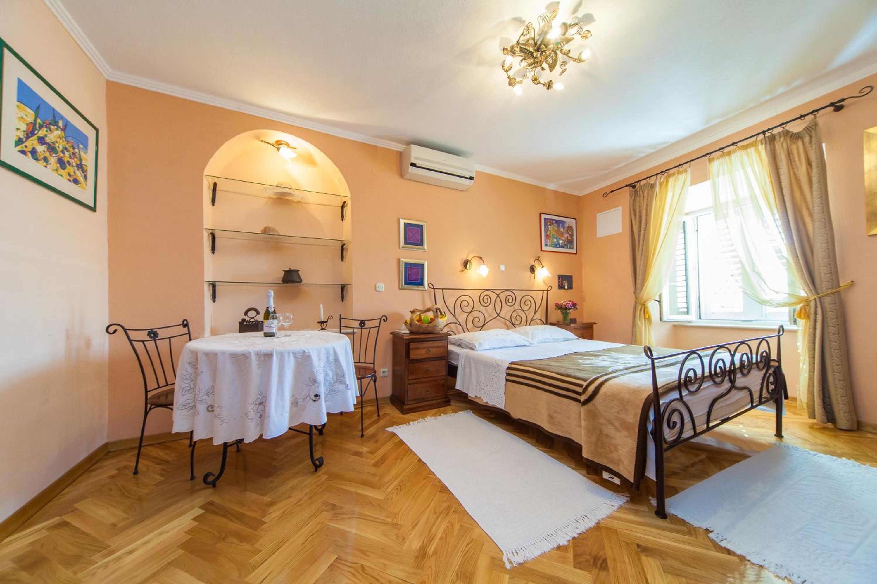 Amoret Apartments