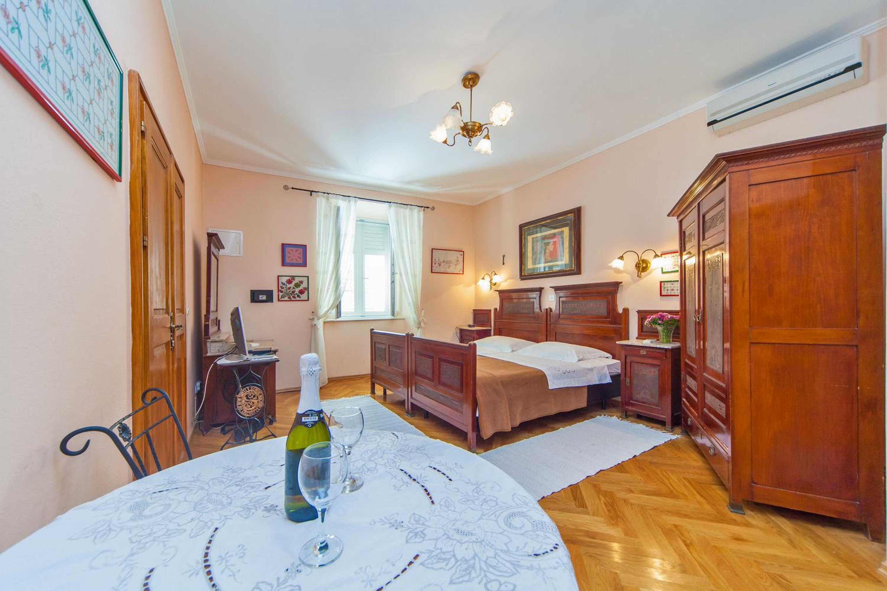 Amoret Apartments