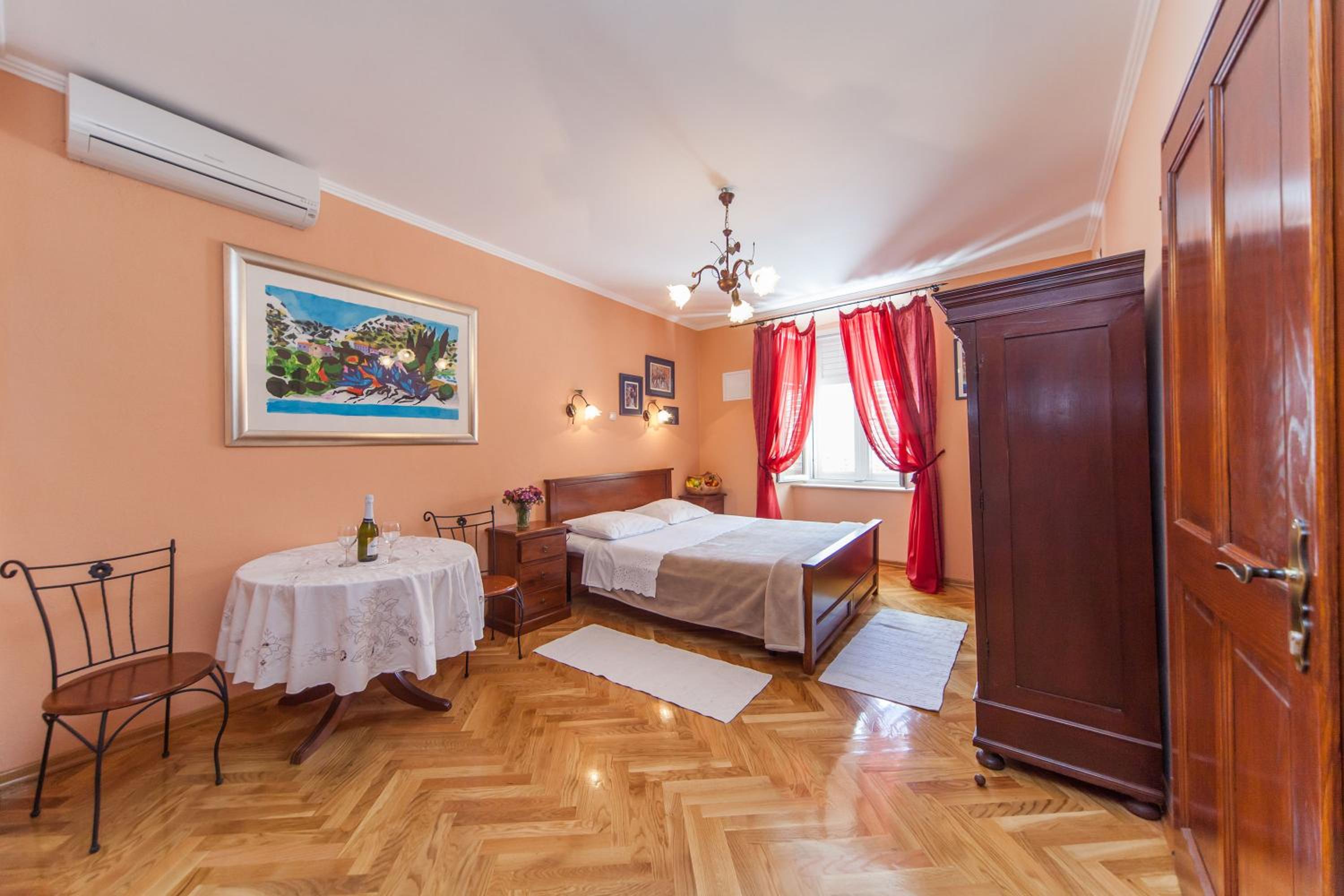 Amoret Apartments