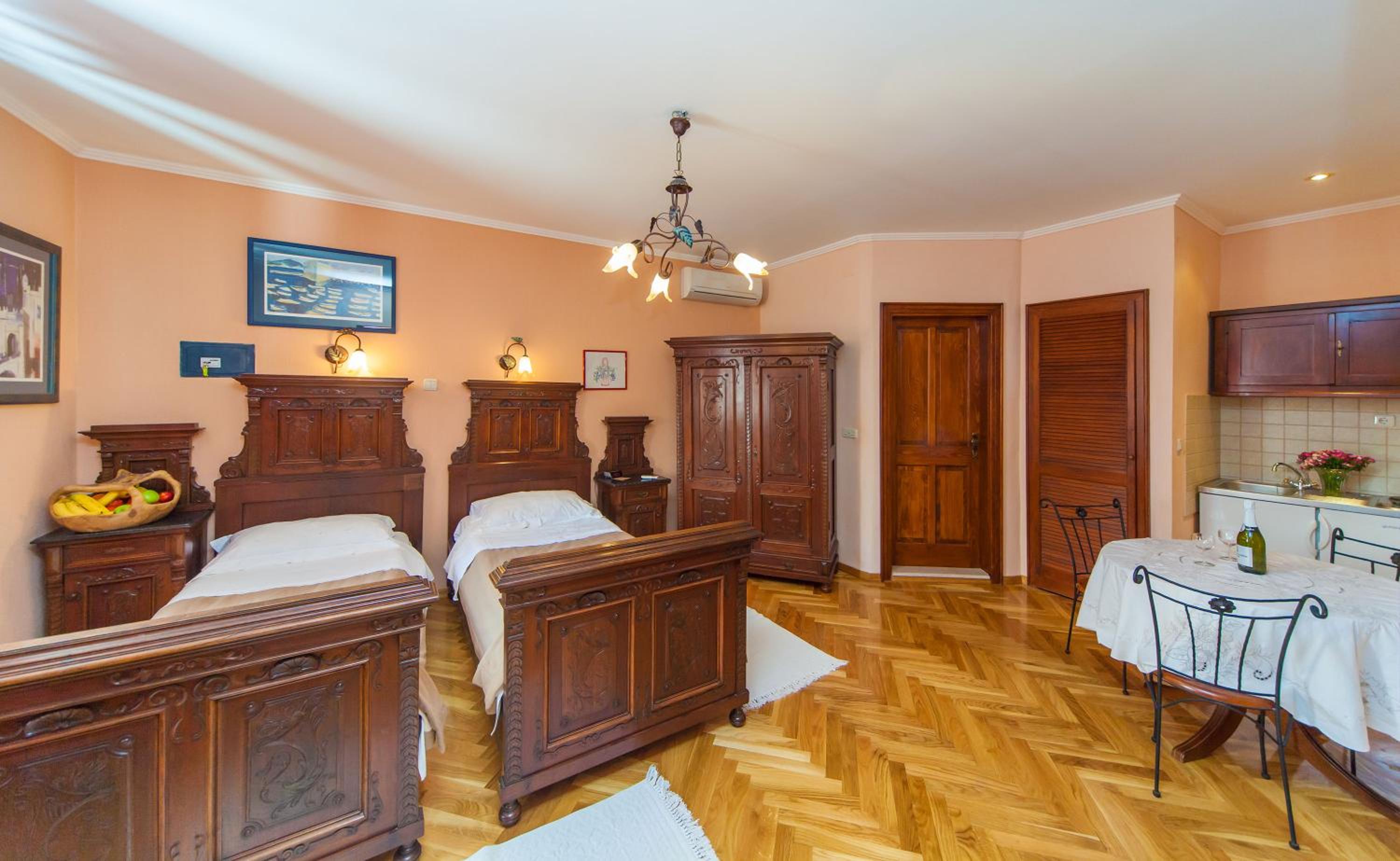 Amoret Apartments