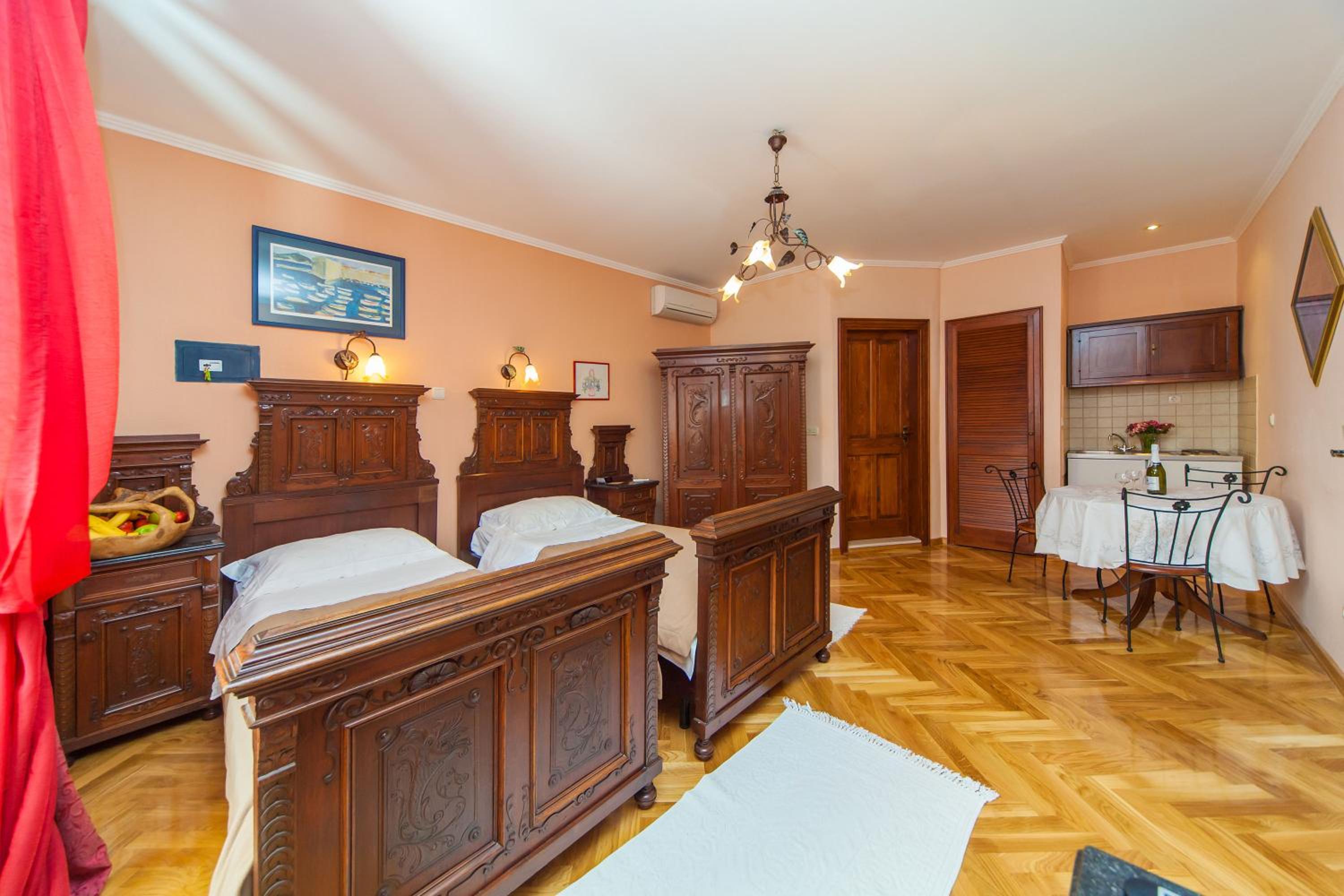 Amoret Apartments
