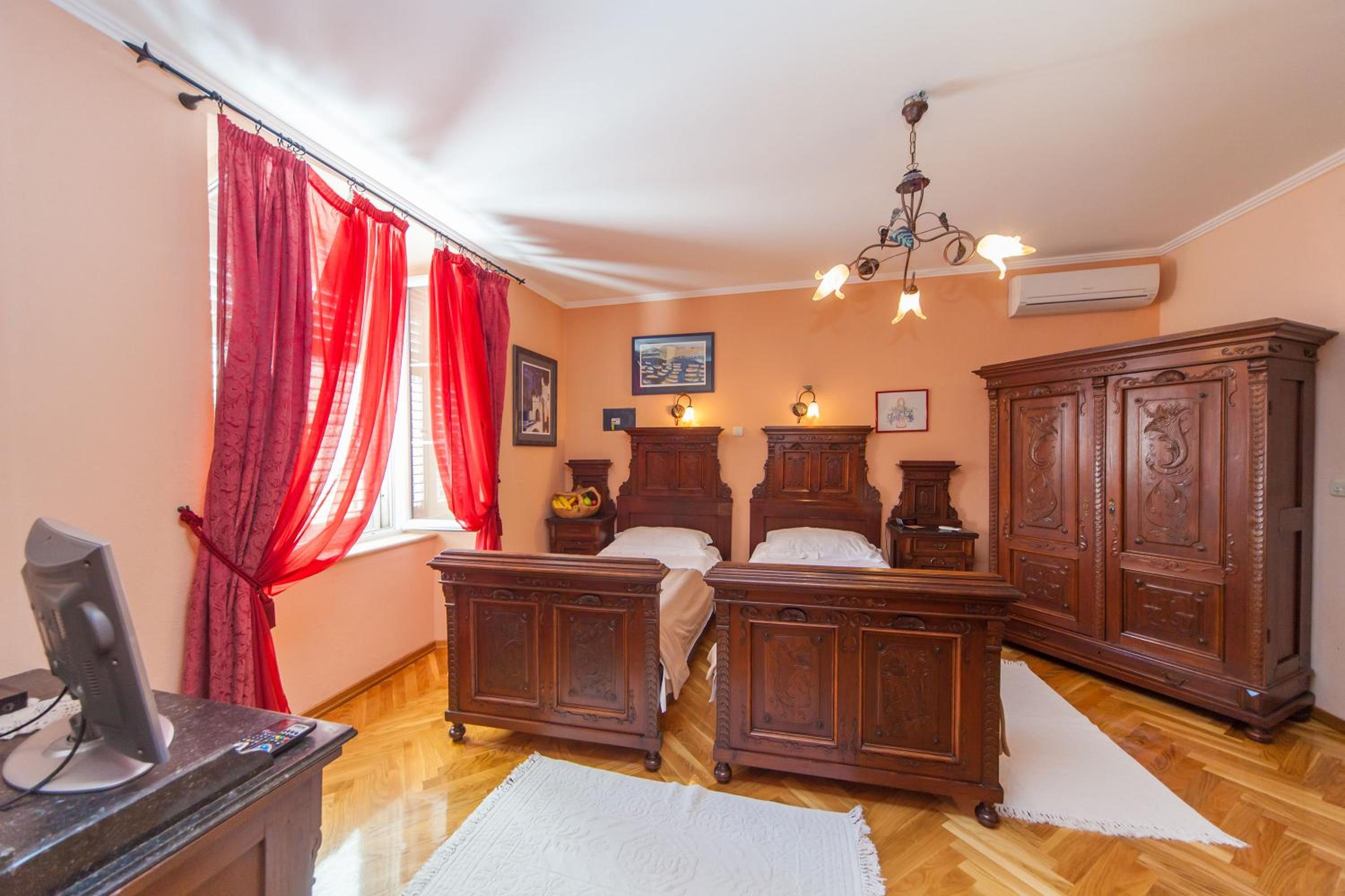 Amoret Apartments