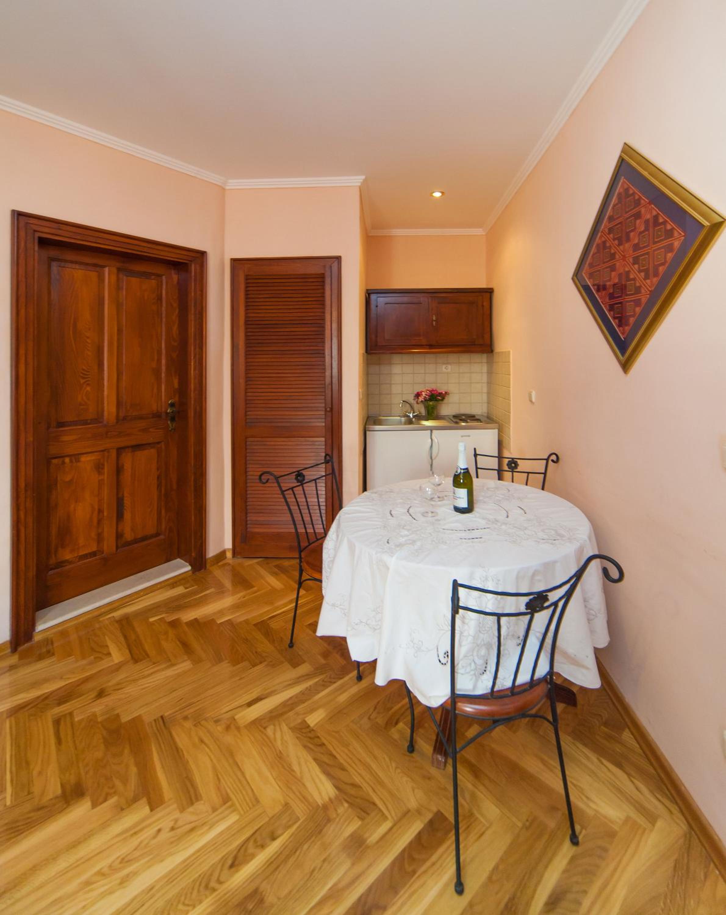 Amoret Apartments