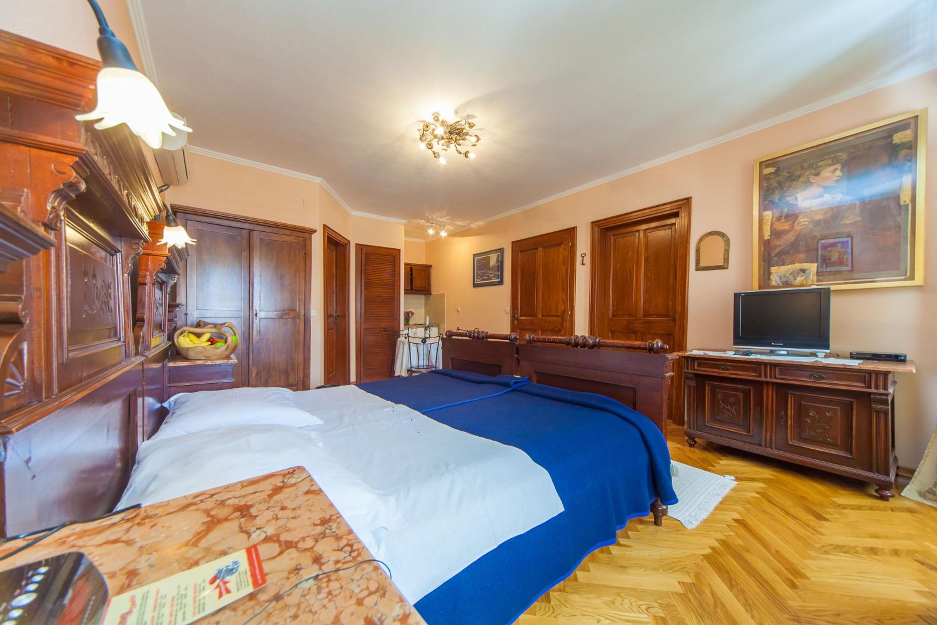 Amoret Apartments