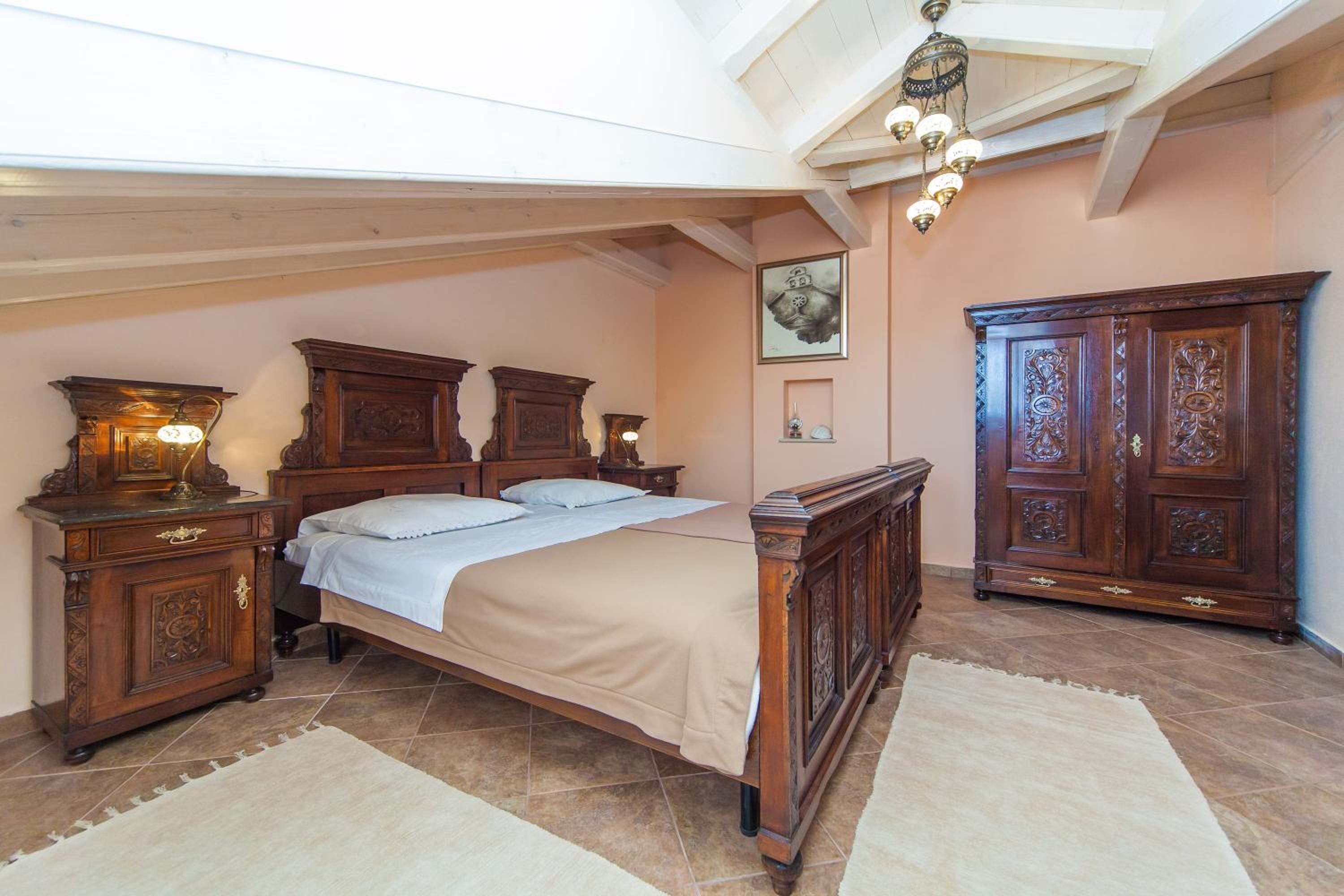 Amoret Apartments
