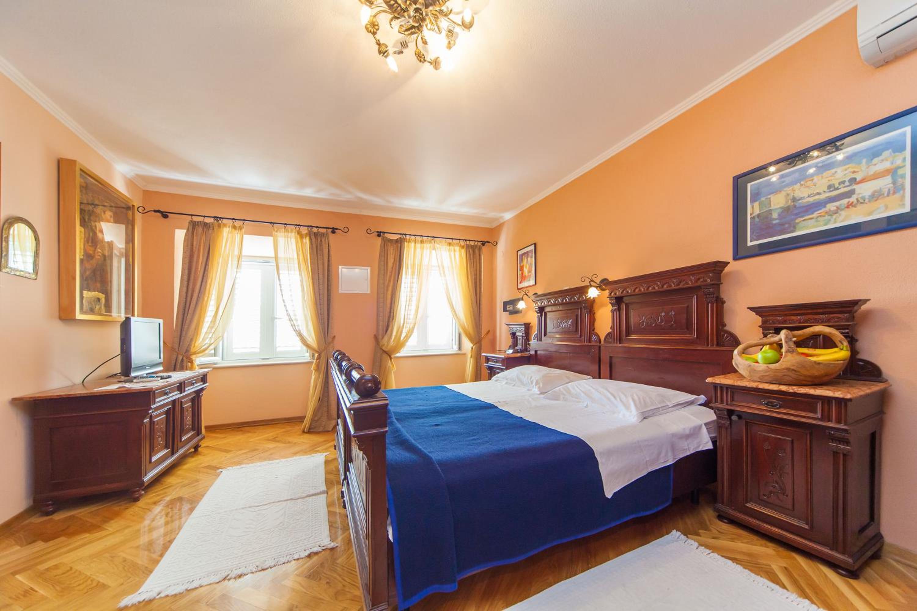 Amoret Apartments