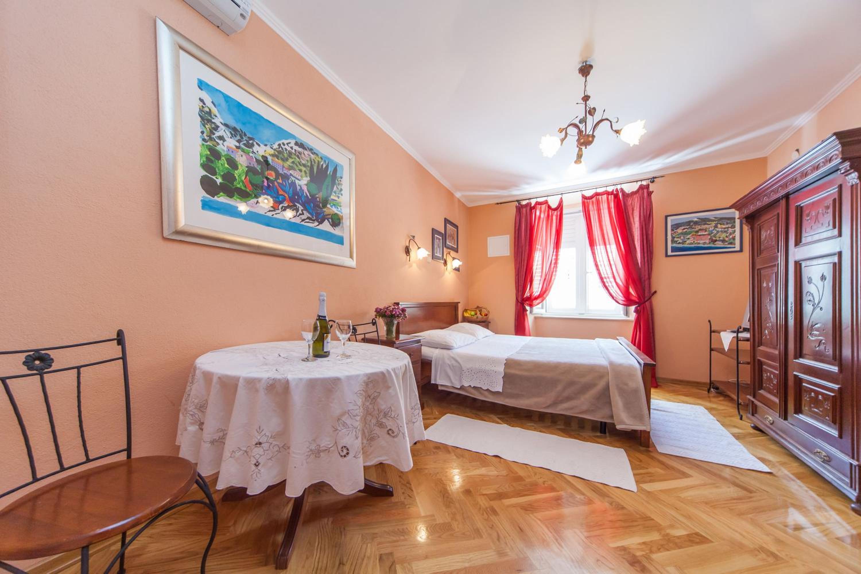 Amoret Apartments