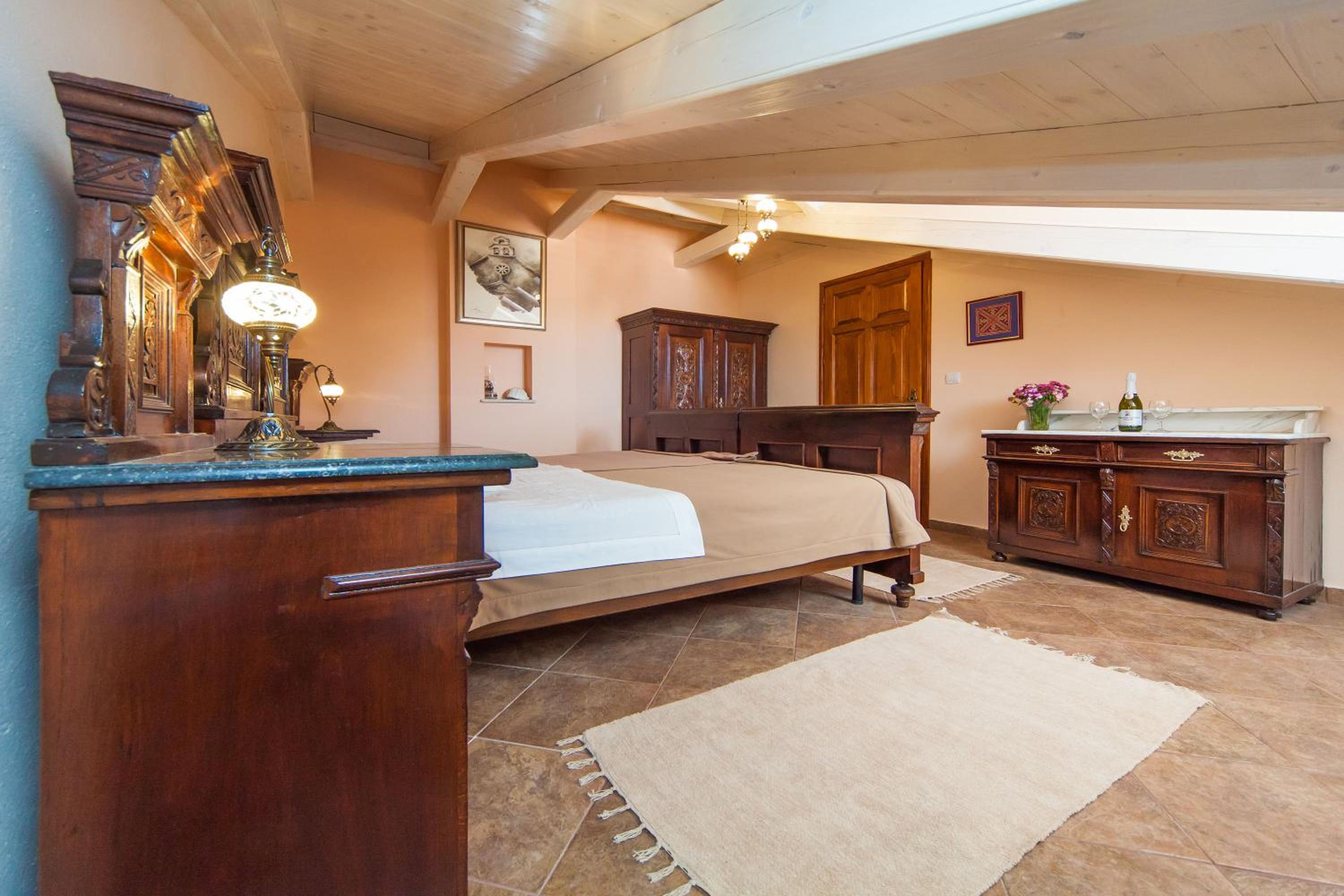 Amoret Apartments