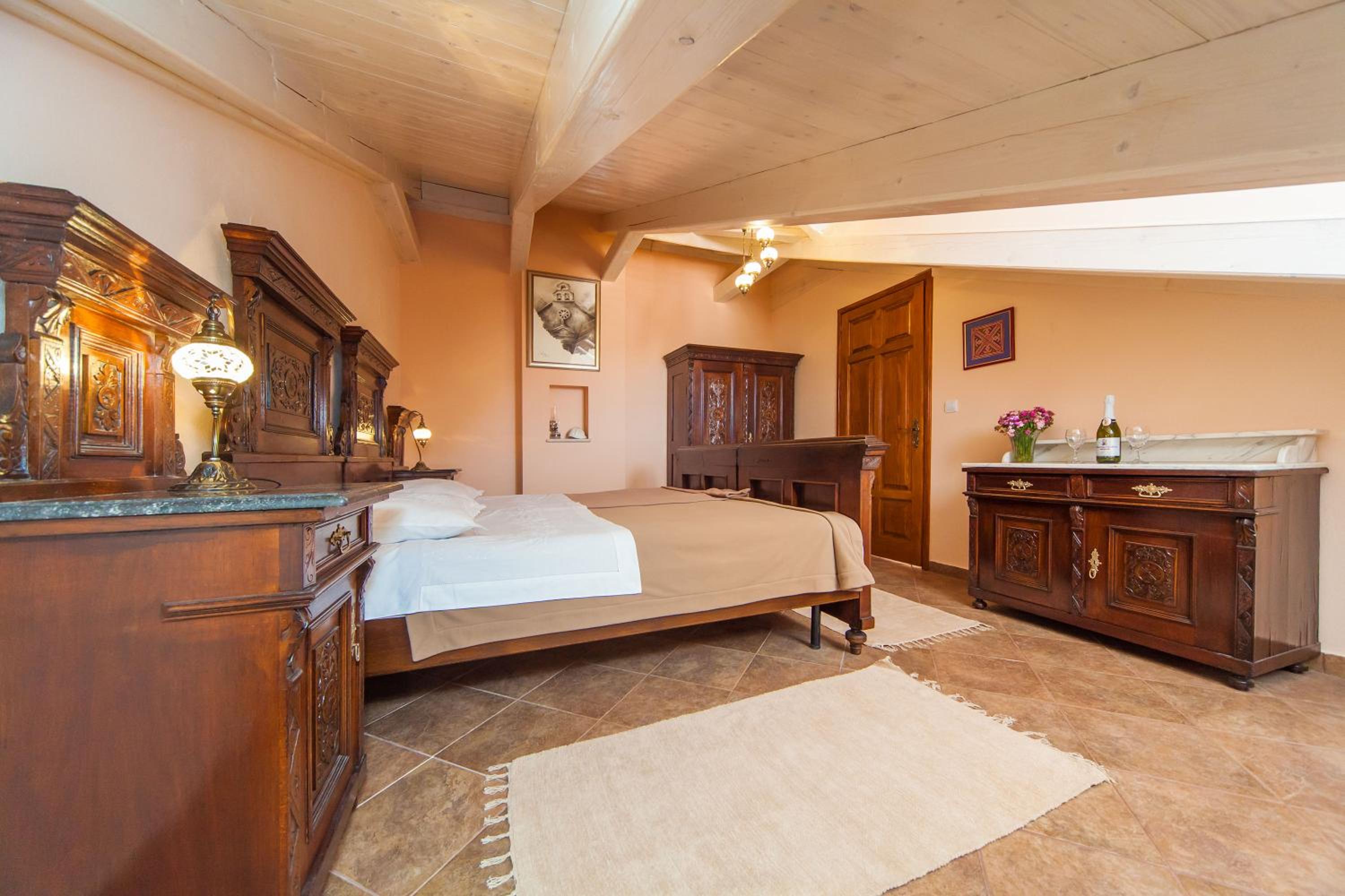 Amoret Apartments