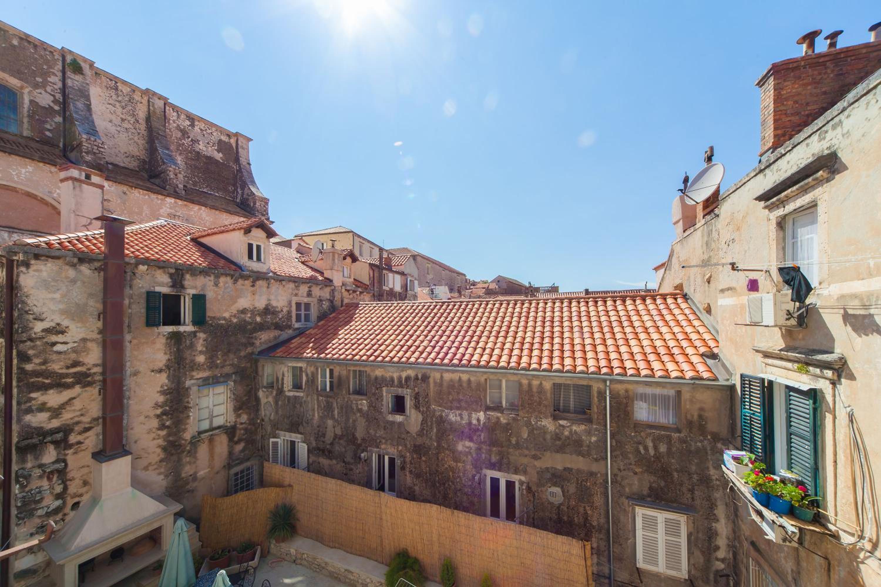 Amoret Apartments