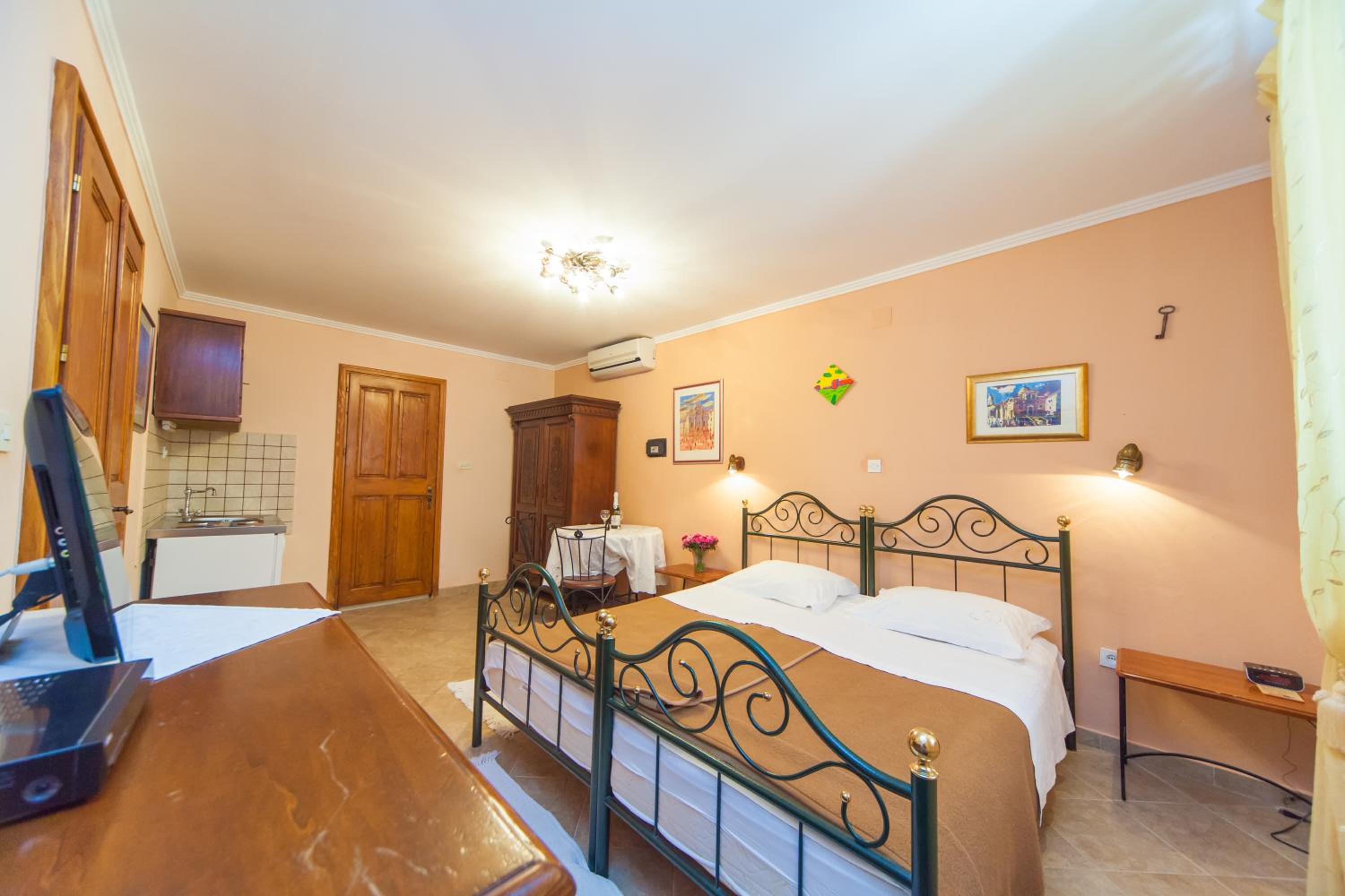 Amoret Apartments