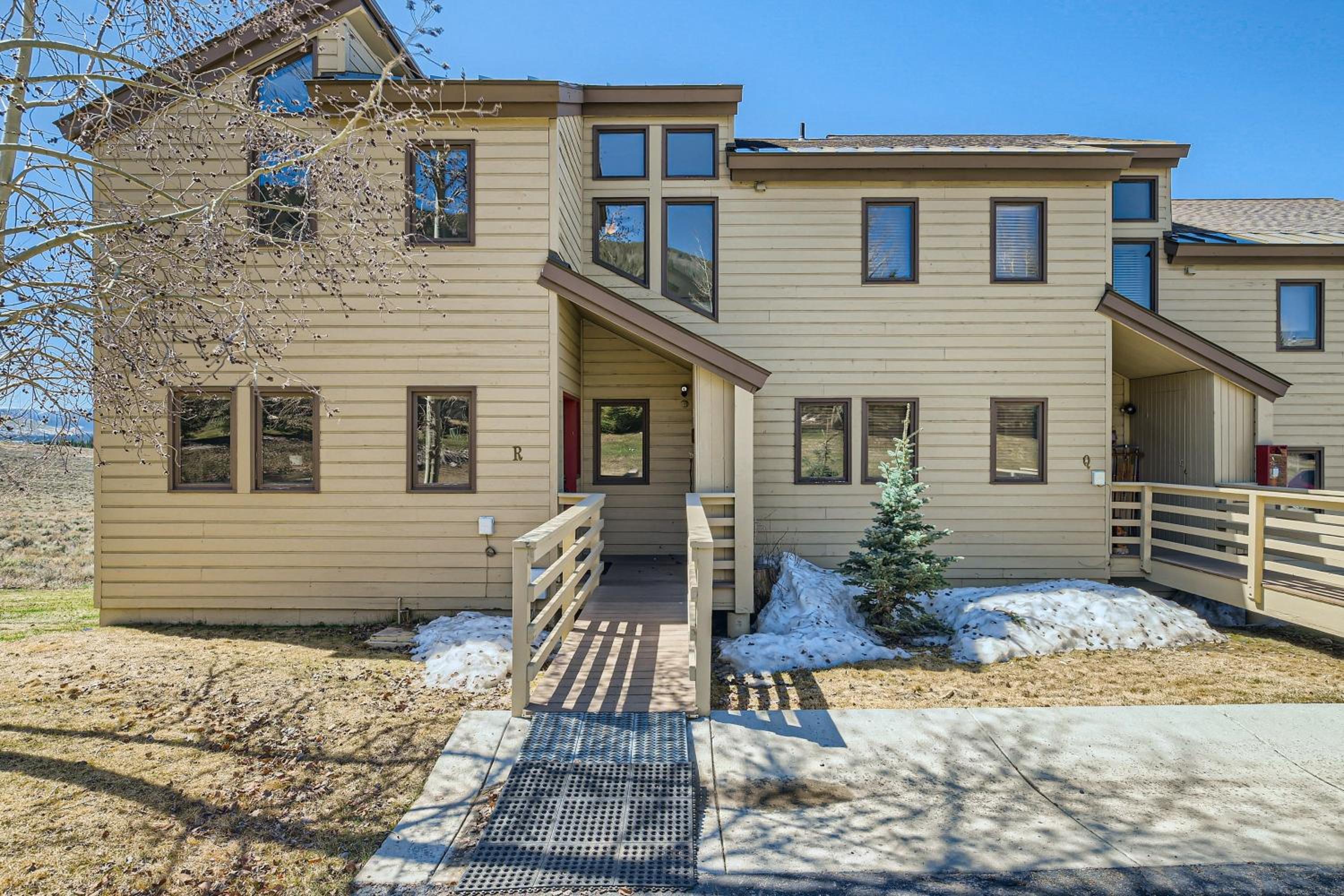 2 bedroom Loft Private Entry, Lake Views, Amazing Location, Near all Ski Resorts townhouse view 5