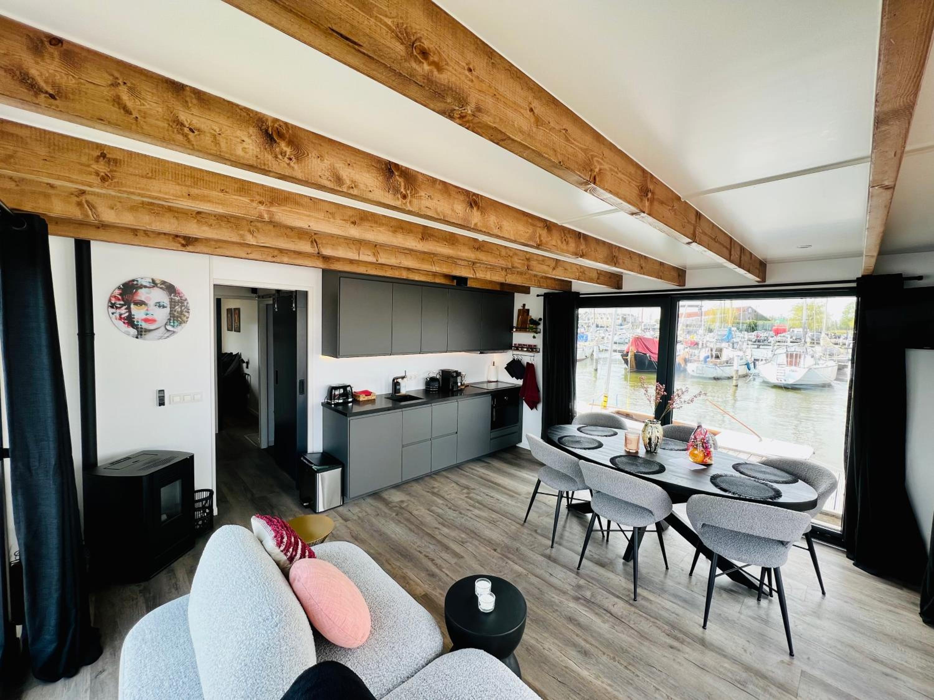 Houseboat in Amsterdam 6-pax view 3