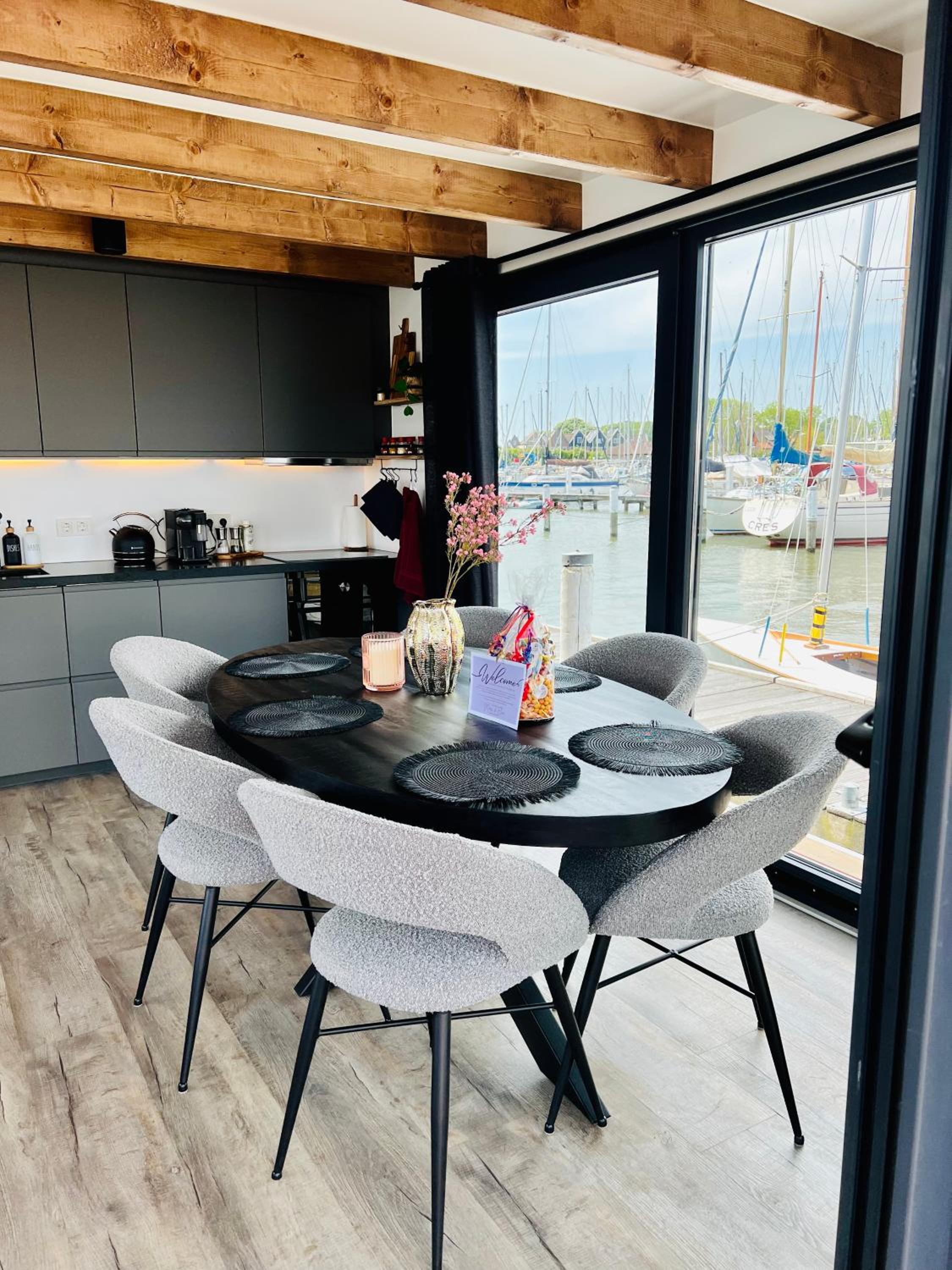 Houseboat in Amsterdam 6-pax view 4