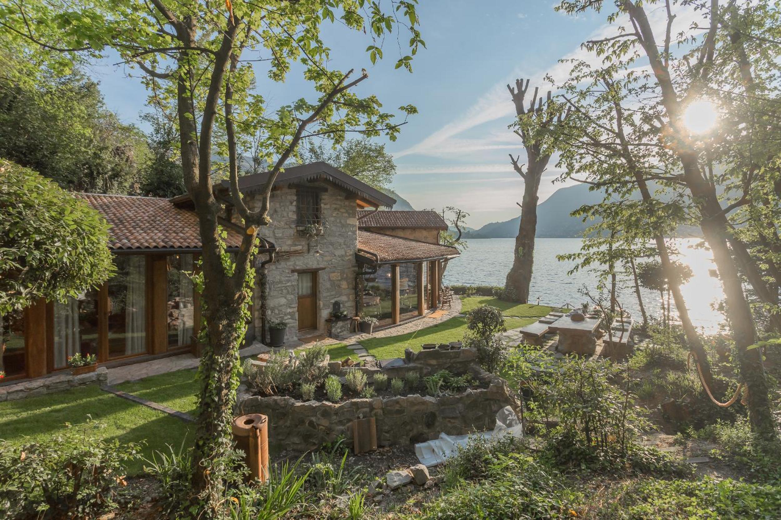 The Writer's Nest Waterfront Villa by Rent All Como