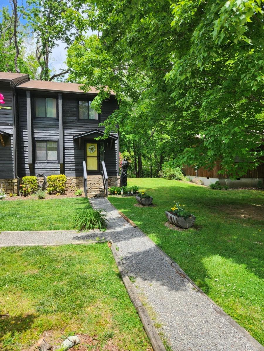 J.Creek Retreat, creekside townhouse +1 car garage