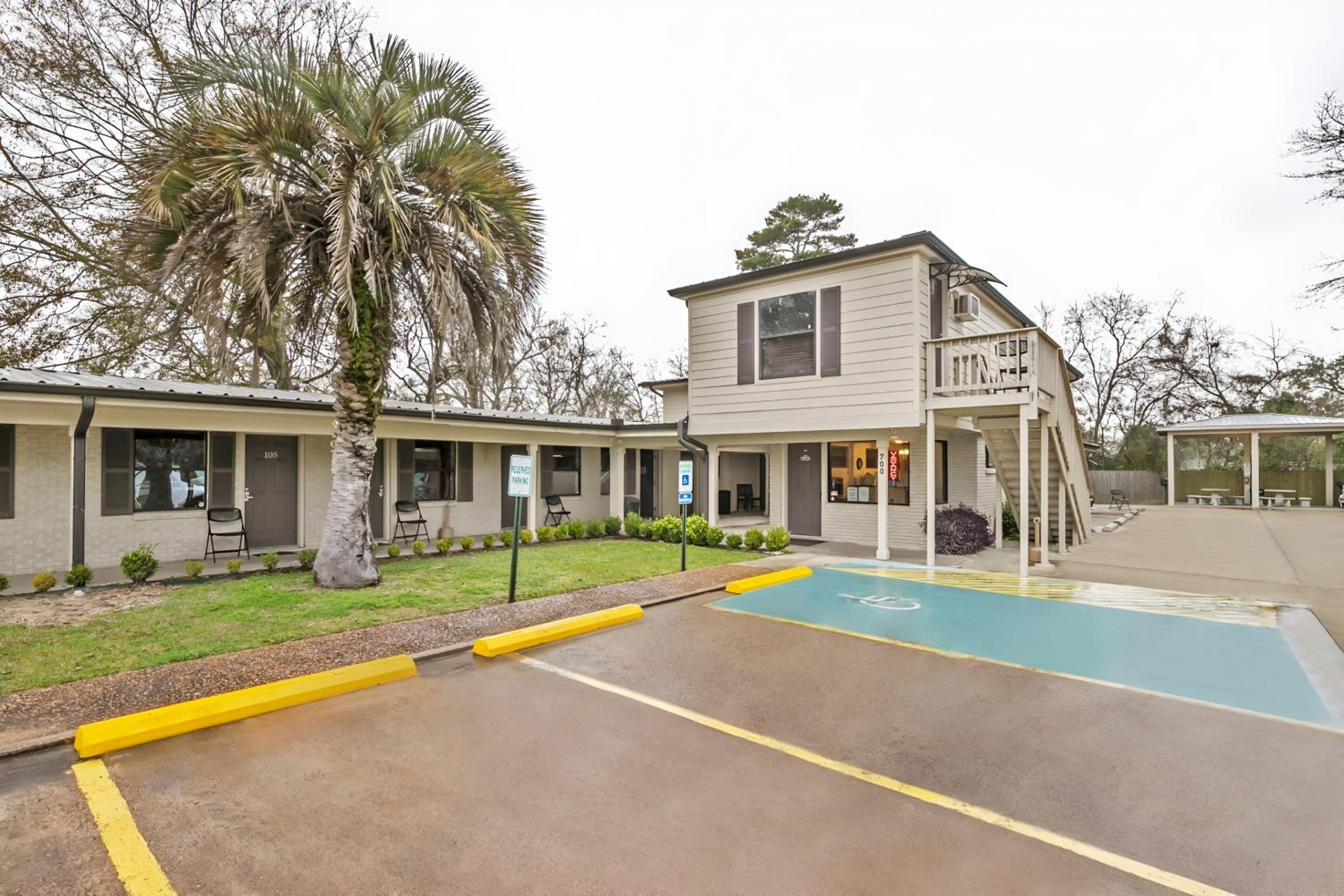 Lake Charles Vacations - OYO Hotel Sulphur LA Hwy 90 West - Property Image 1