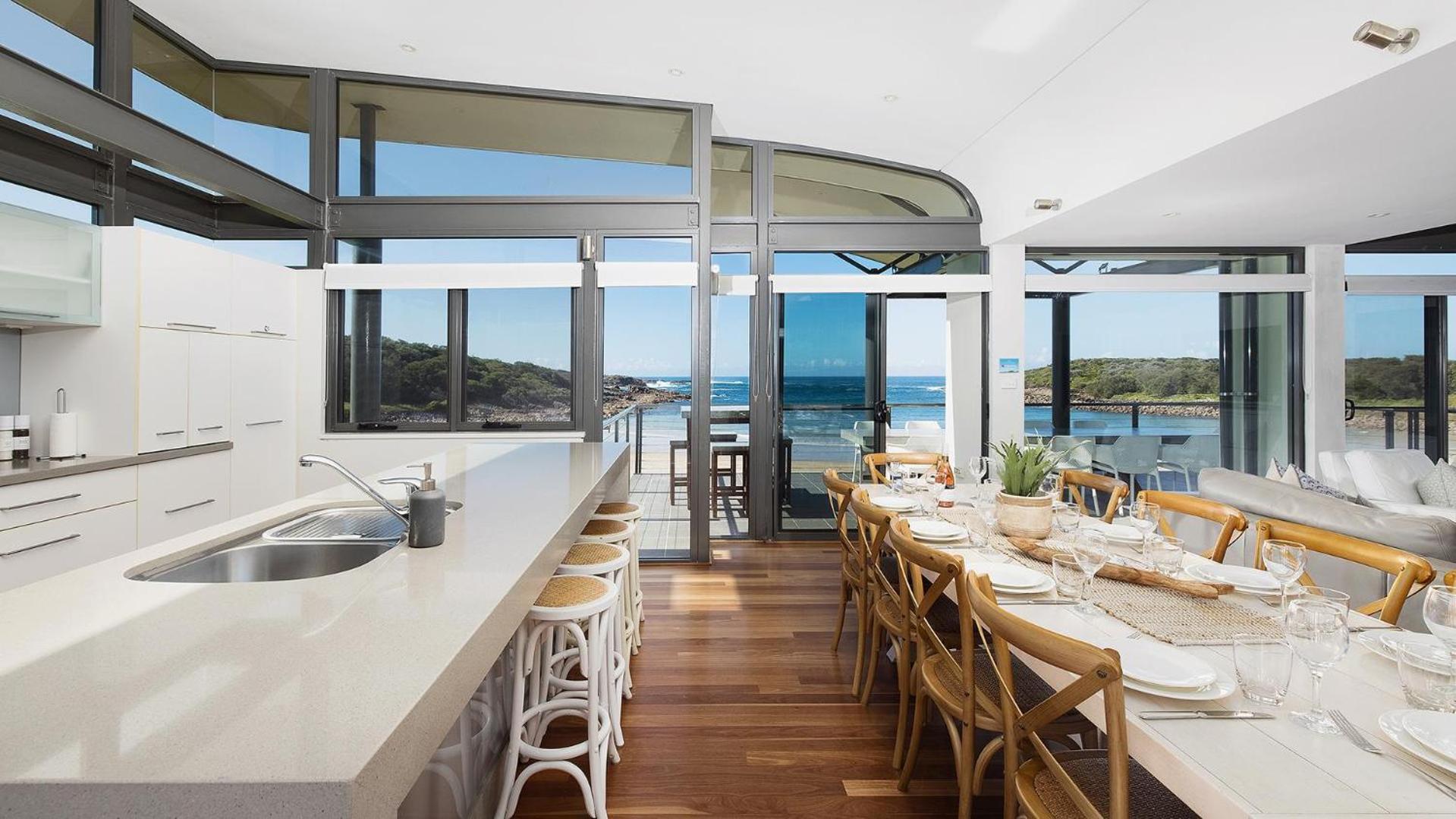 Sails on the Beachfront - Exclusive Seaside Home