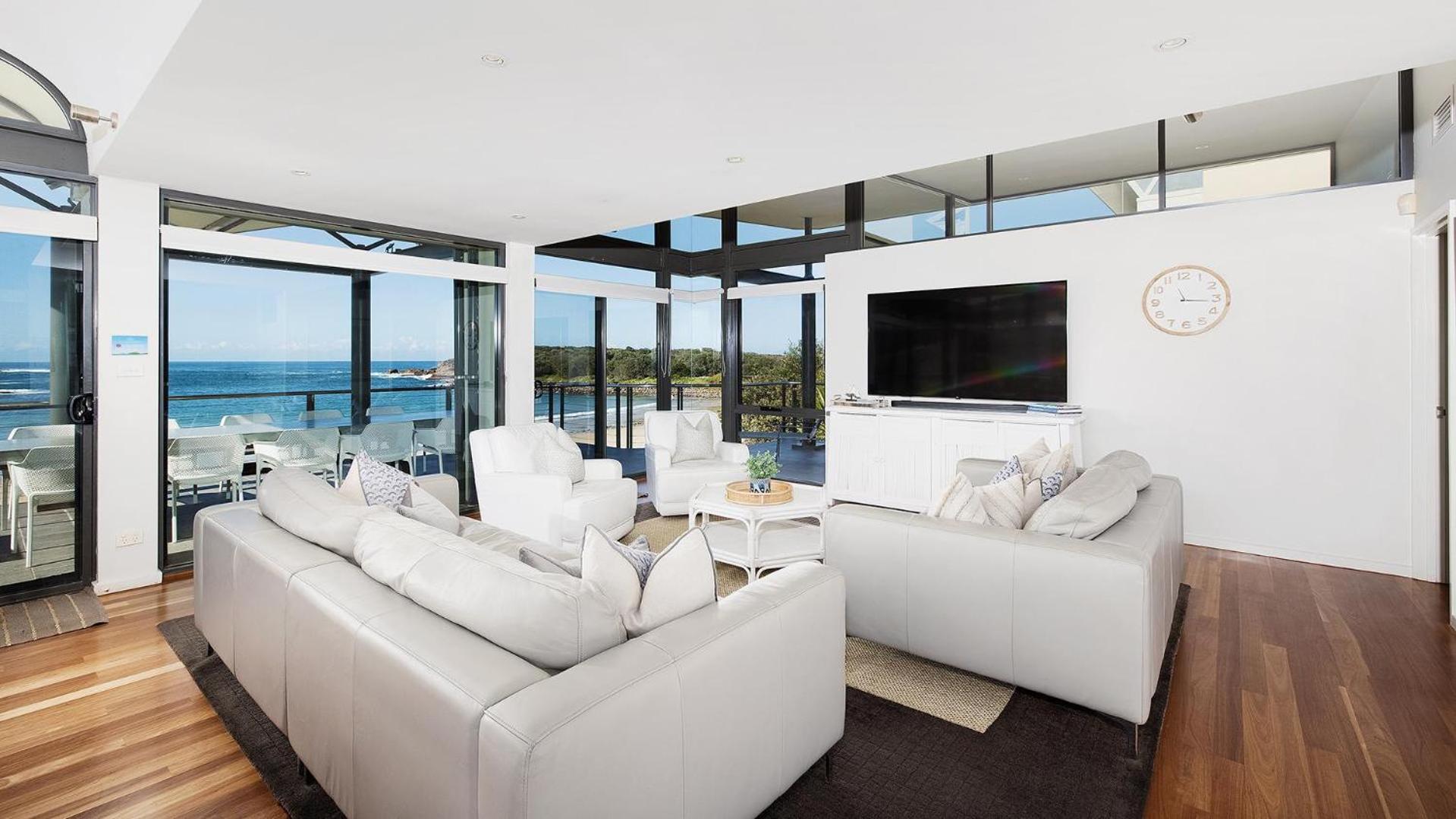 Sails on the Beachfront - Exclusive Seaside Home