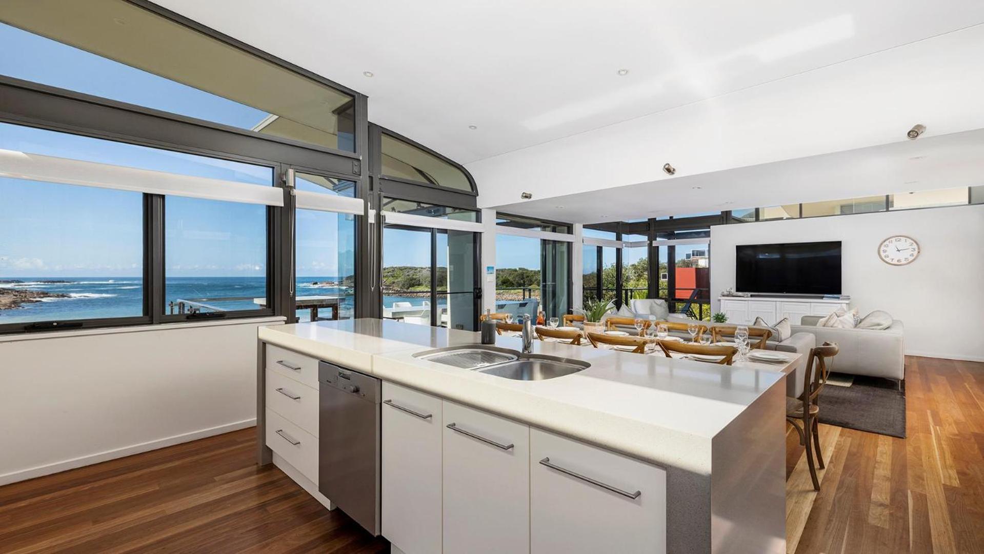 Sails on the Beachfront - Exclusive Seaside Home