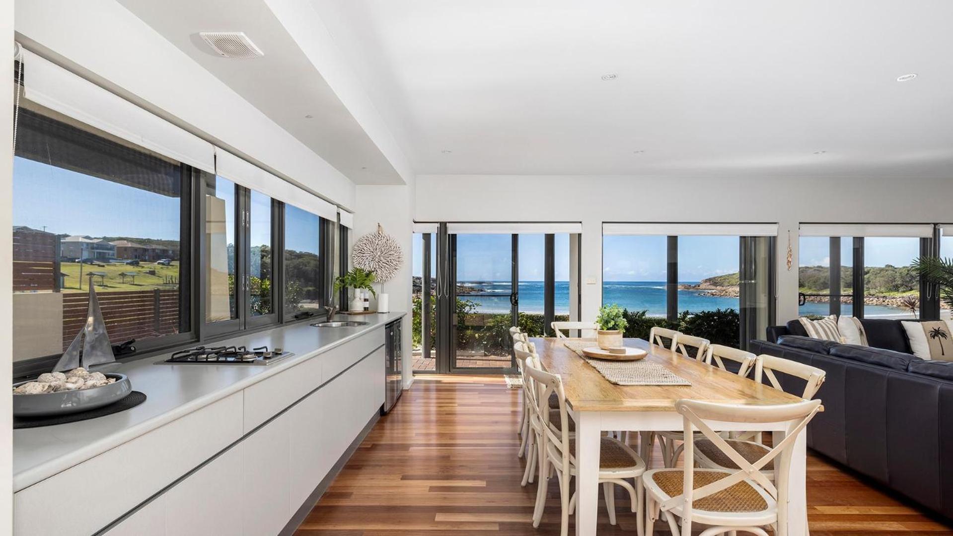 Sails on the Beachfront - Exclusive Seaside Home