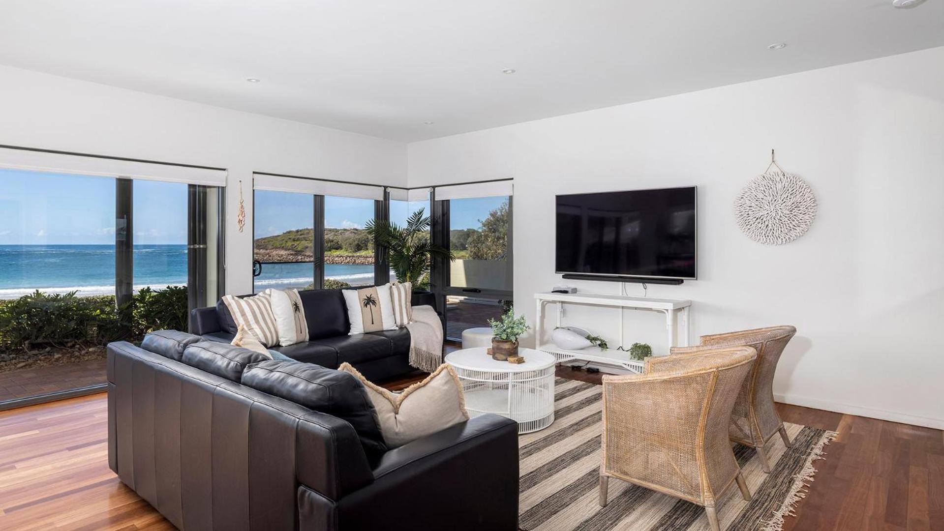 Sails on the Beachfront - Exclusive Seaside Home