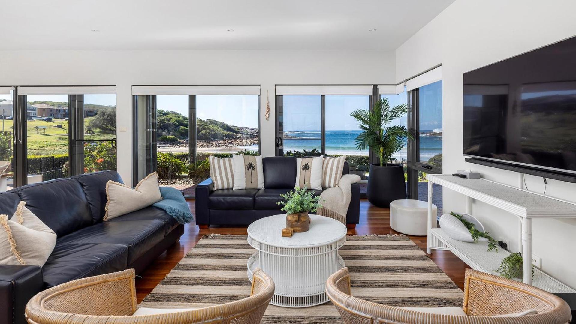 Sails on the Beachfront - Exclusive Seaside Home
