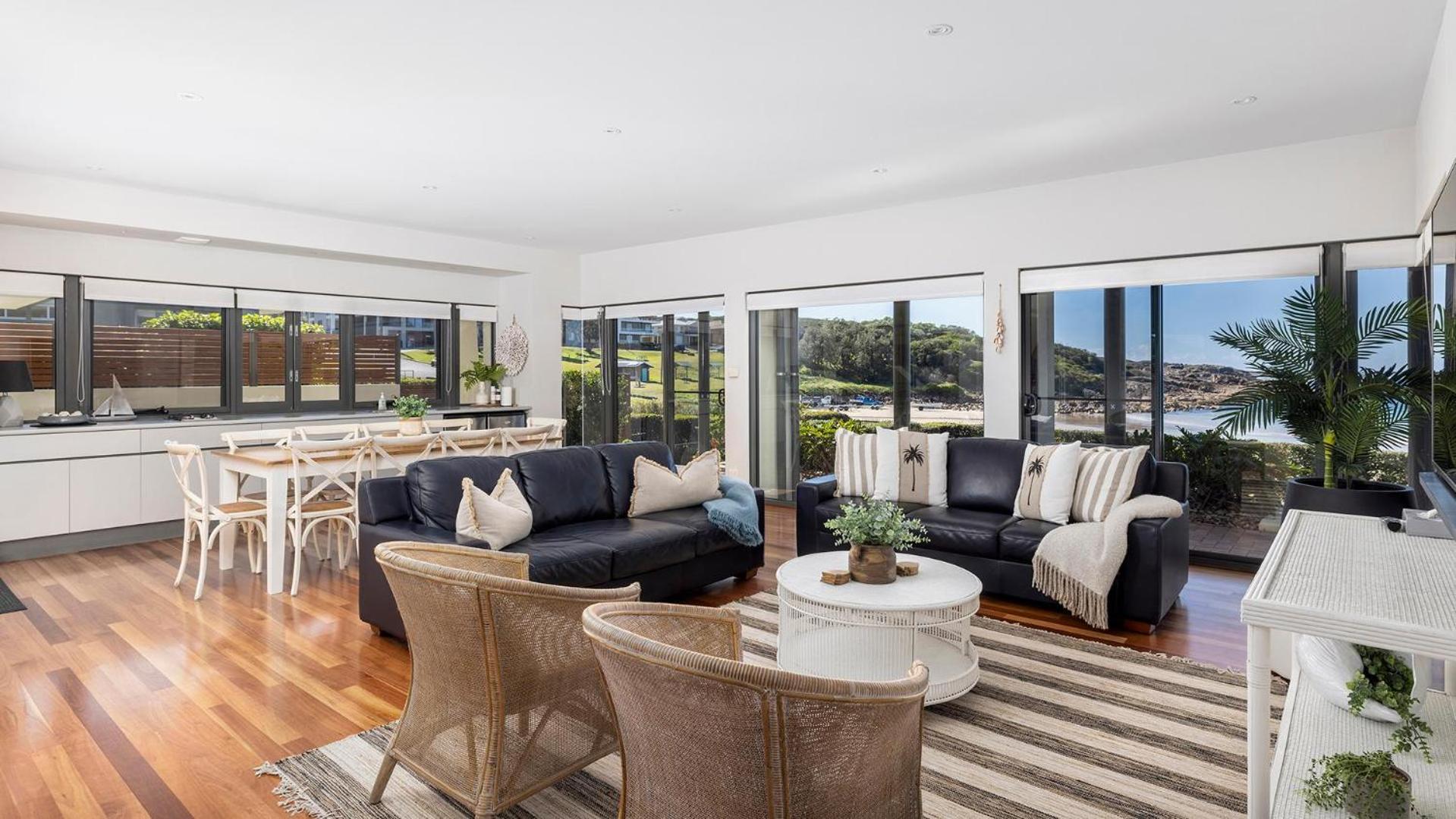 Sails on the Beachfront - Exclusive Seaside Home