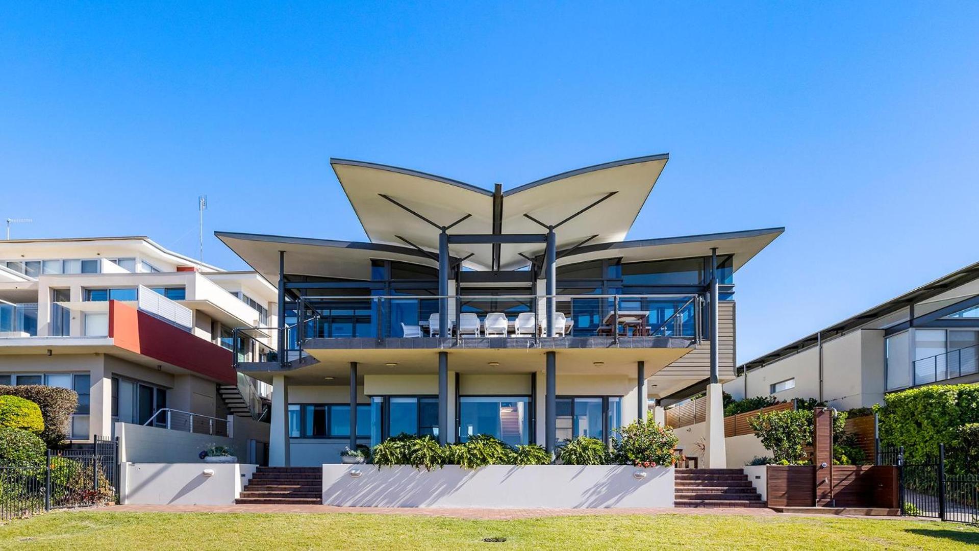 Sails on the Beachfront - Exclusive Seaside Home
