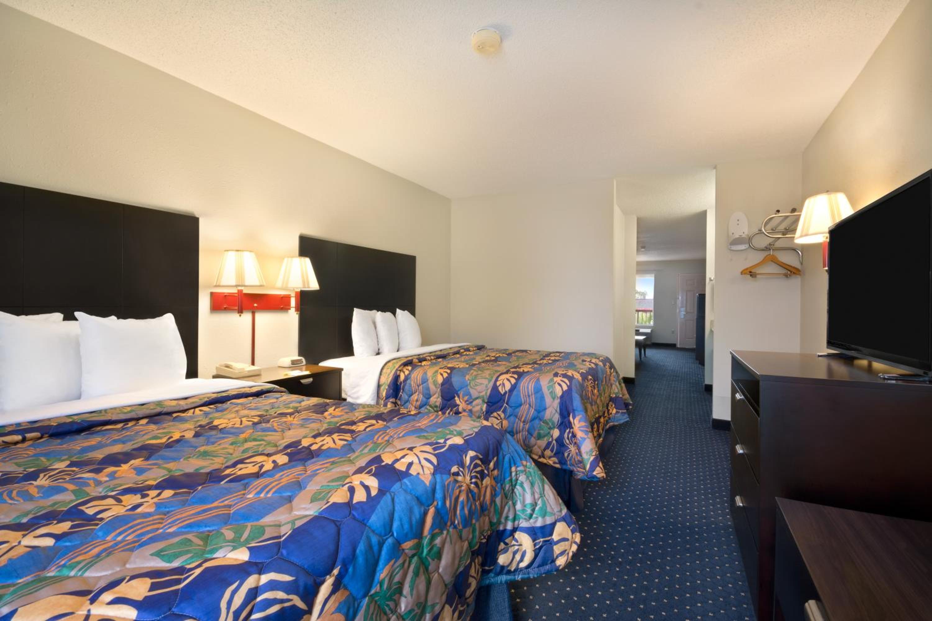 Days Inn by Wyndham Alma view 5