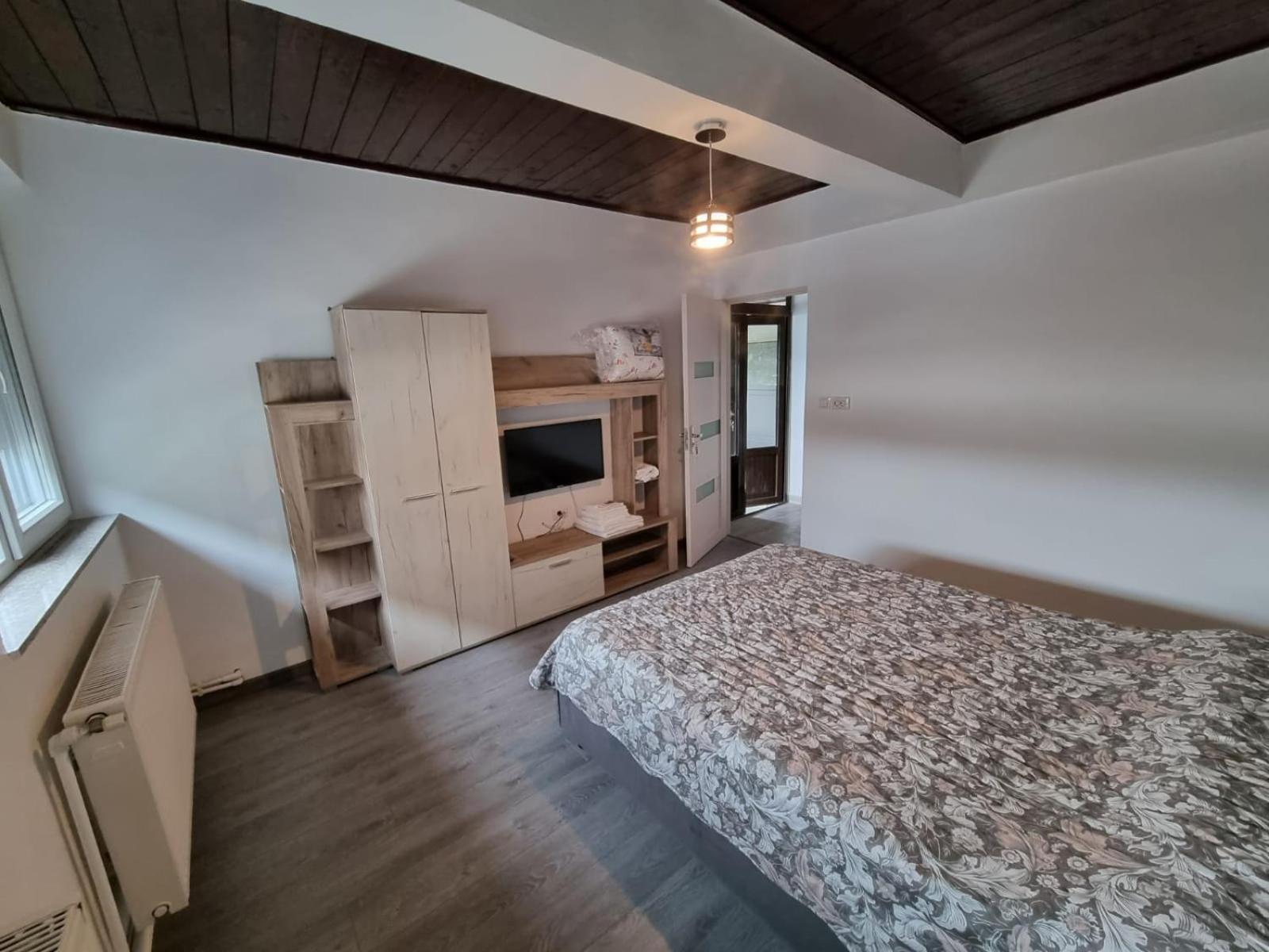 Casa Alba STr,Crizantemelor 17 view 3