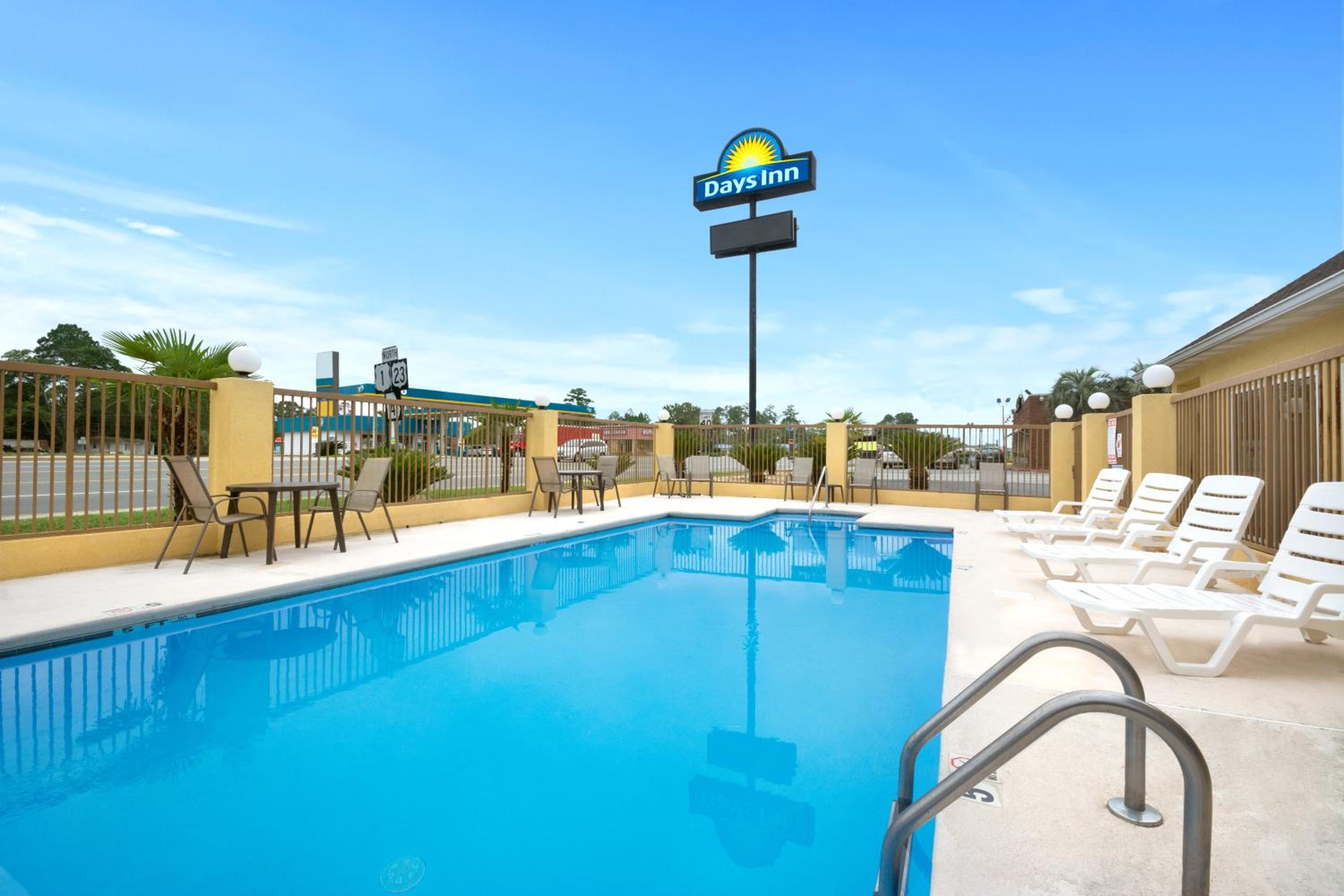 Days Inn by Wyndham Alma view 3