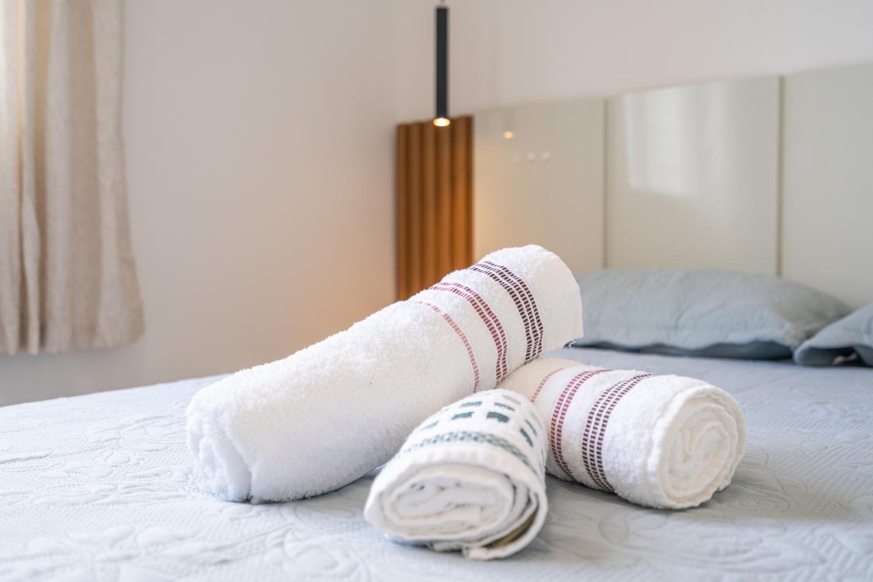Aptos em Bal Piçarras a150m da PRAIA, dois quartos, sala de estar, COZINHA COMPLETA, SACADA com CHURRASQUEIRA, WI-FI, PISCINA, PORTARIA 24h, PLAYGROUND e Q