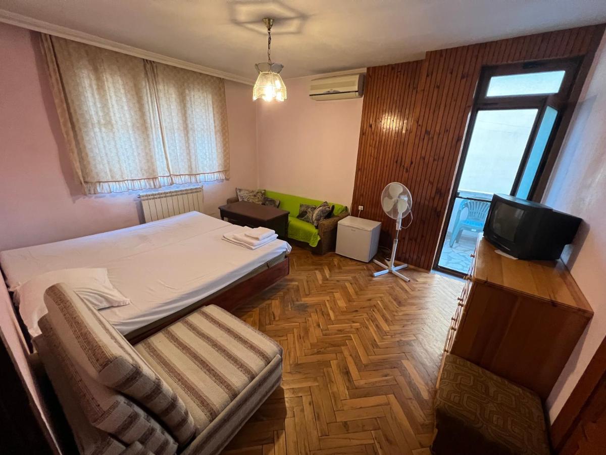 Nessebar, House with Rooms for Rent Each with Private Bathroom, Toilet, and Terrace Only 400 Meters from the Two Beaches in Nessebar