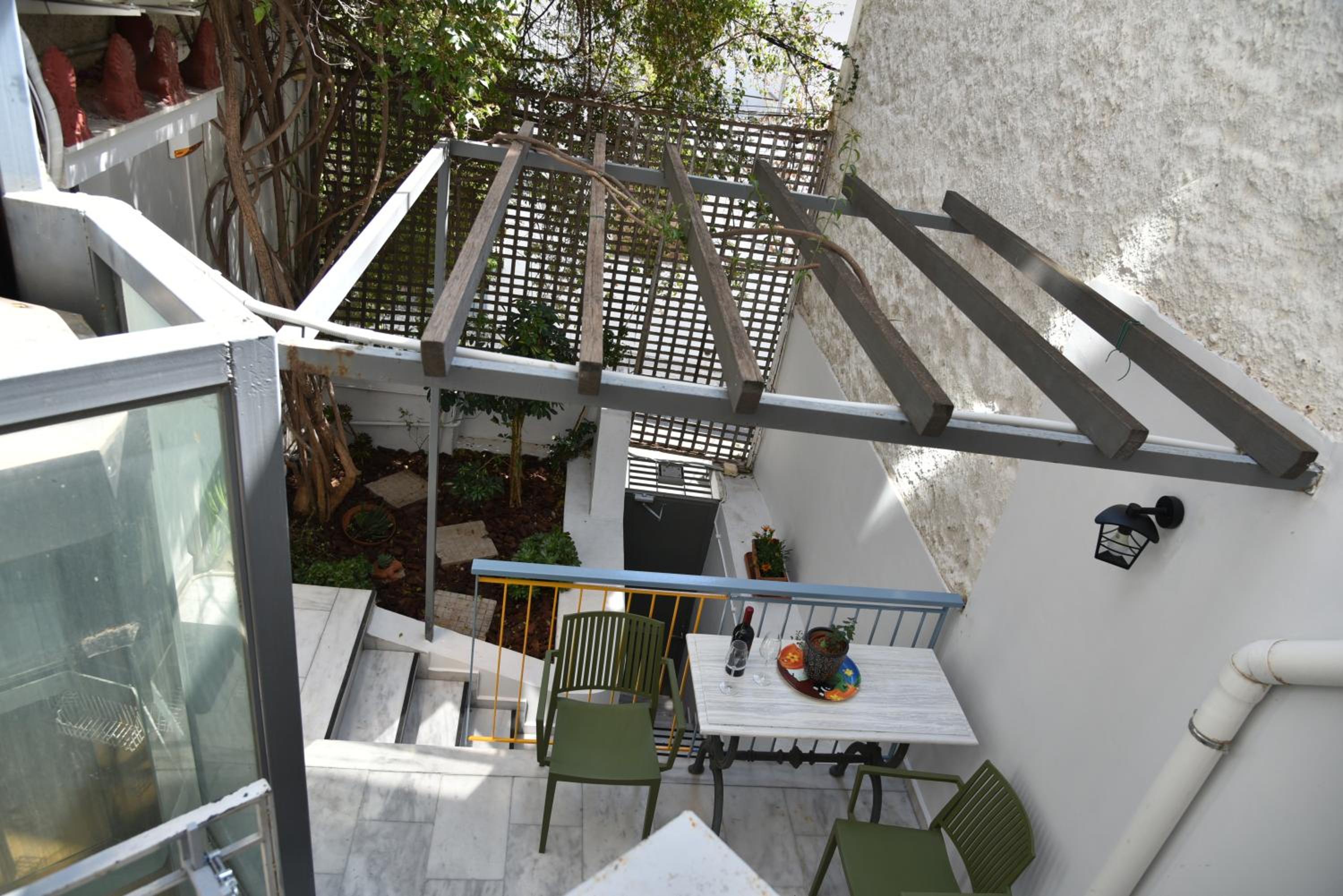 Canto-Home Alongside The Acropolis