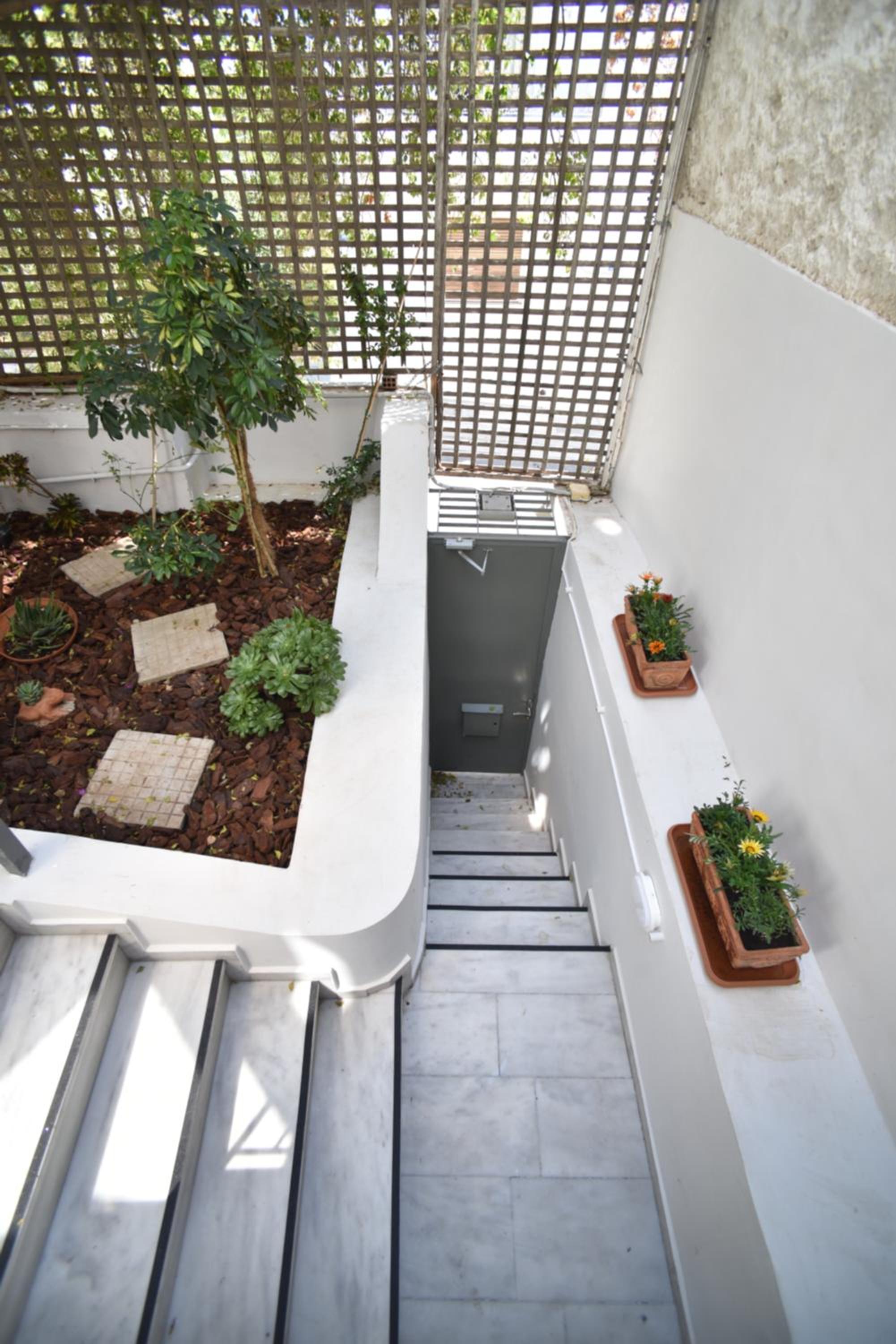 Canto-Home Alongside The Acropolis