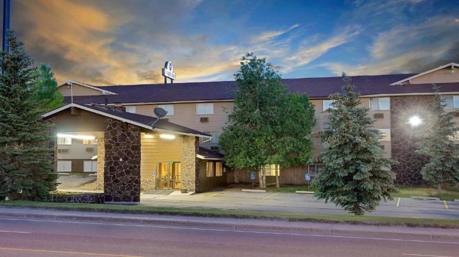 Evanston Vacations - Affordable Inns Evanston - Property Image 1