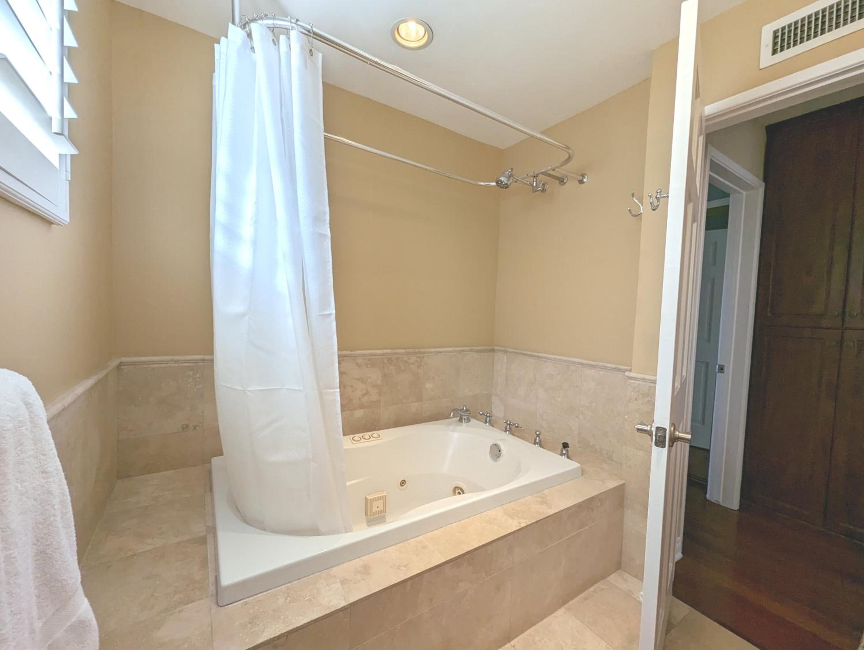 4 BR Encino Home w/ Amazing Yard, Near Everything - Property Image 47