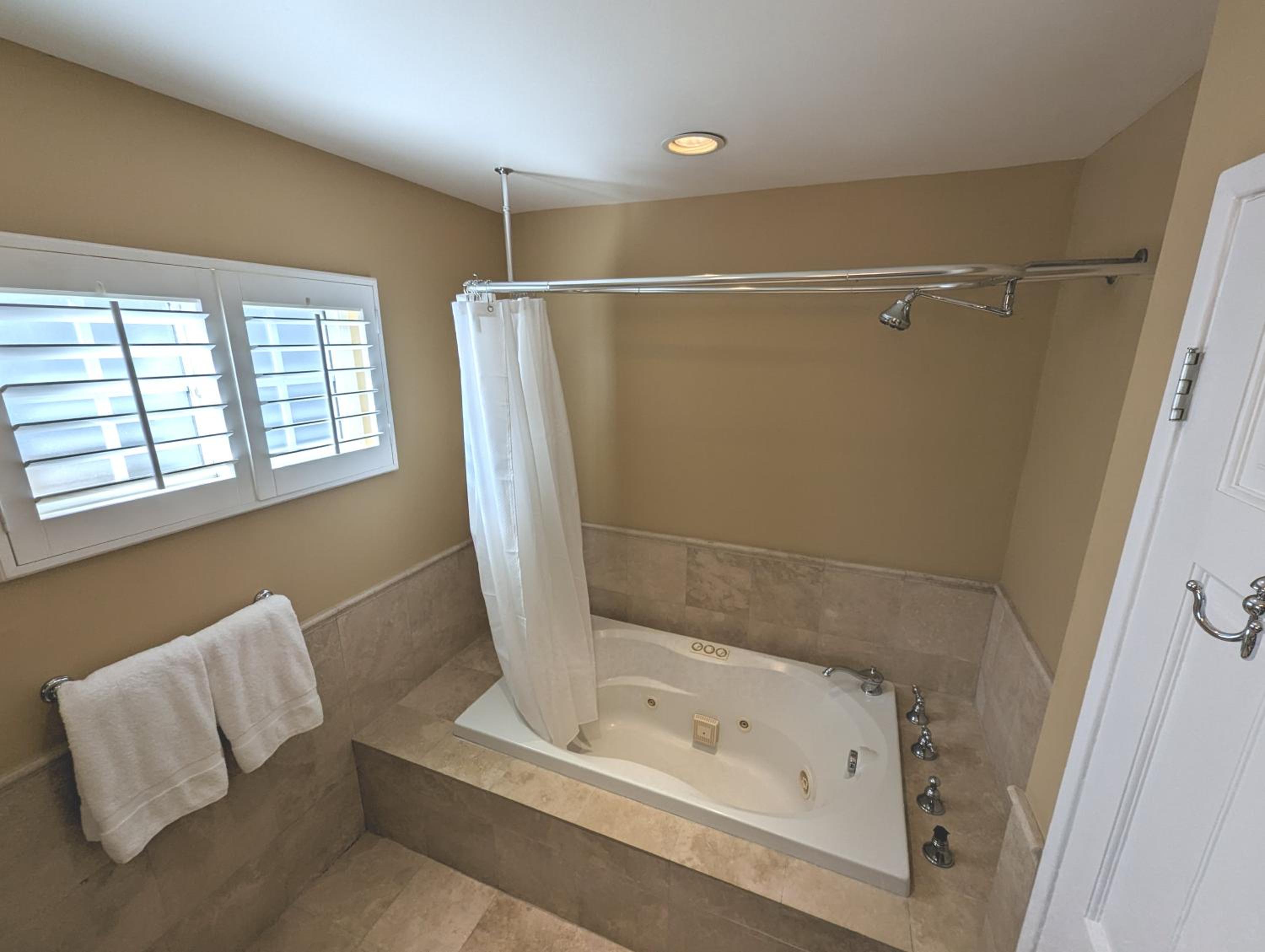 4 BR Encino Home w/ Amazing Yard, Near Everything - Property Image 62