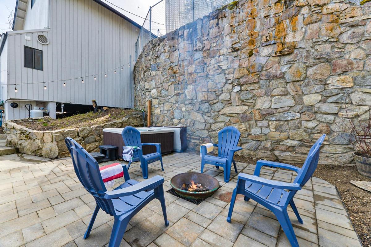 Lakefront Honeymoon Bay Studio Cottage view 3
