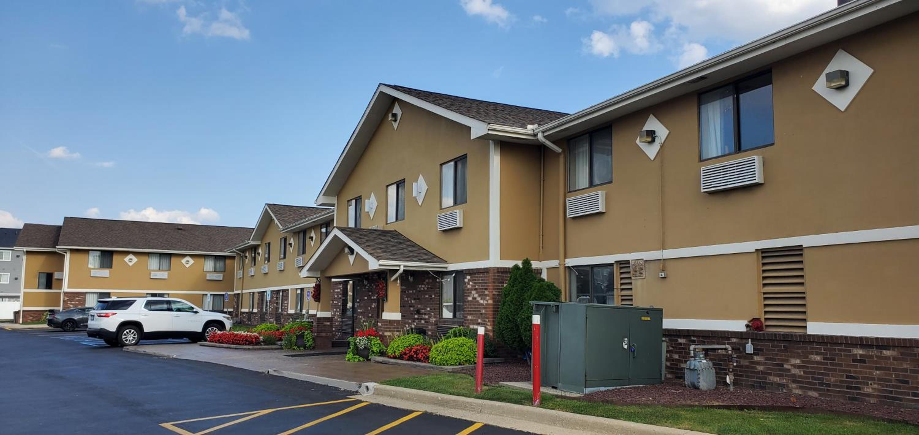 Detroit Vacations - Super 8 by Wyndham Sterling Heights/Detroit Area - Property Image 1