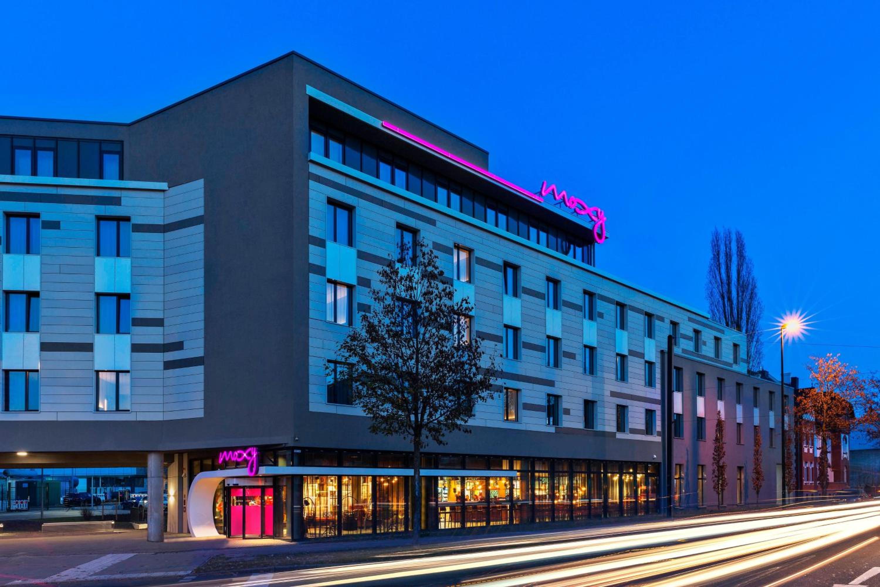 Hotel Moxy Duesseldorf South - Image 1