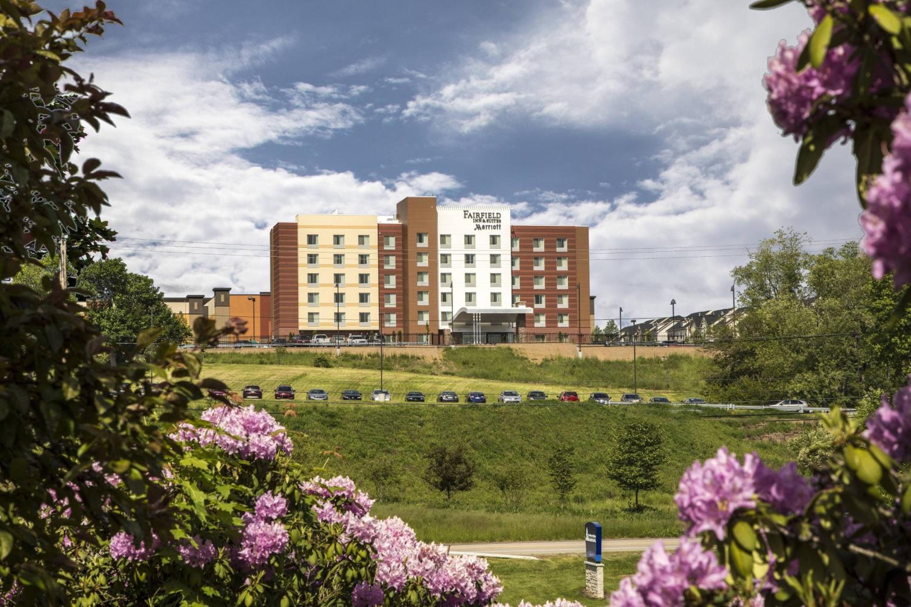 Hotel Fairfield Inn & Suites by Marriott Pittsburgh North/McCandless Crossing - Image 1