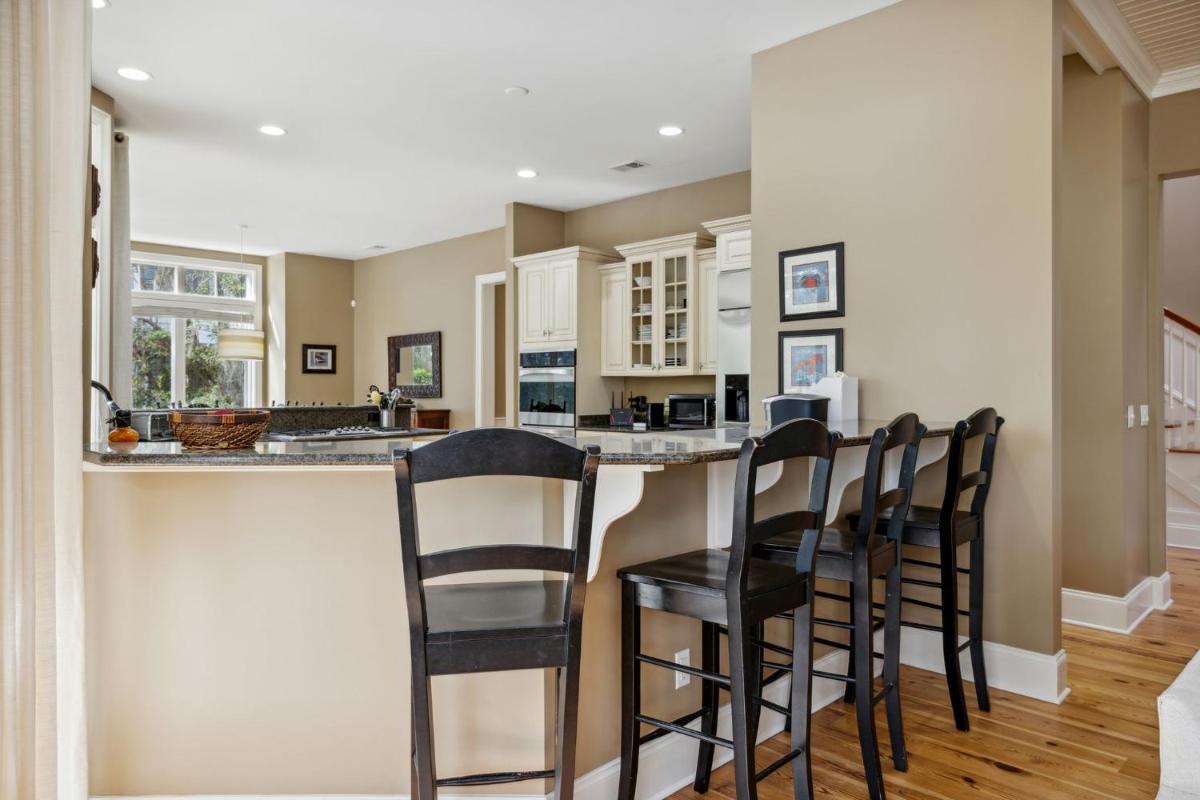 30 Ruddy Turnstone | Ruddy Retreat view 5