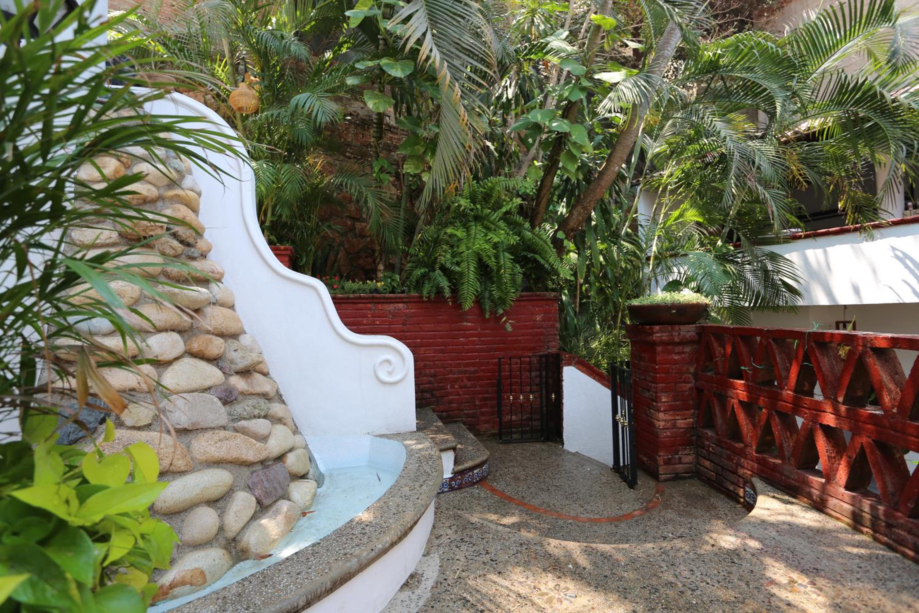 La villa del sol - pool & spa and staff view 5