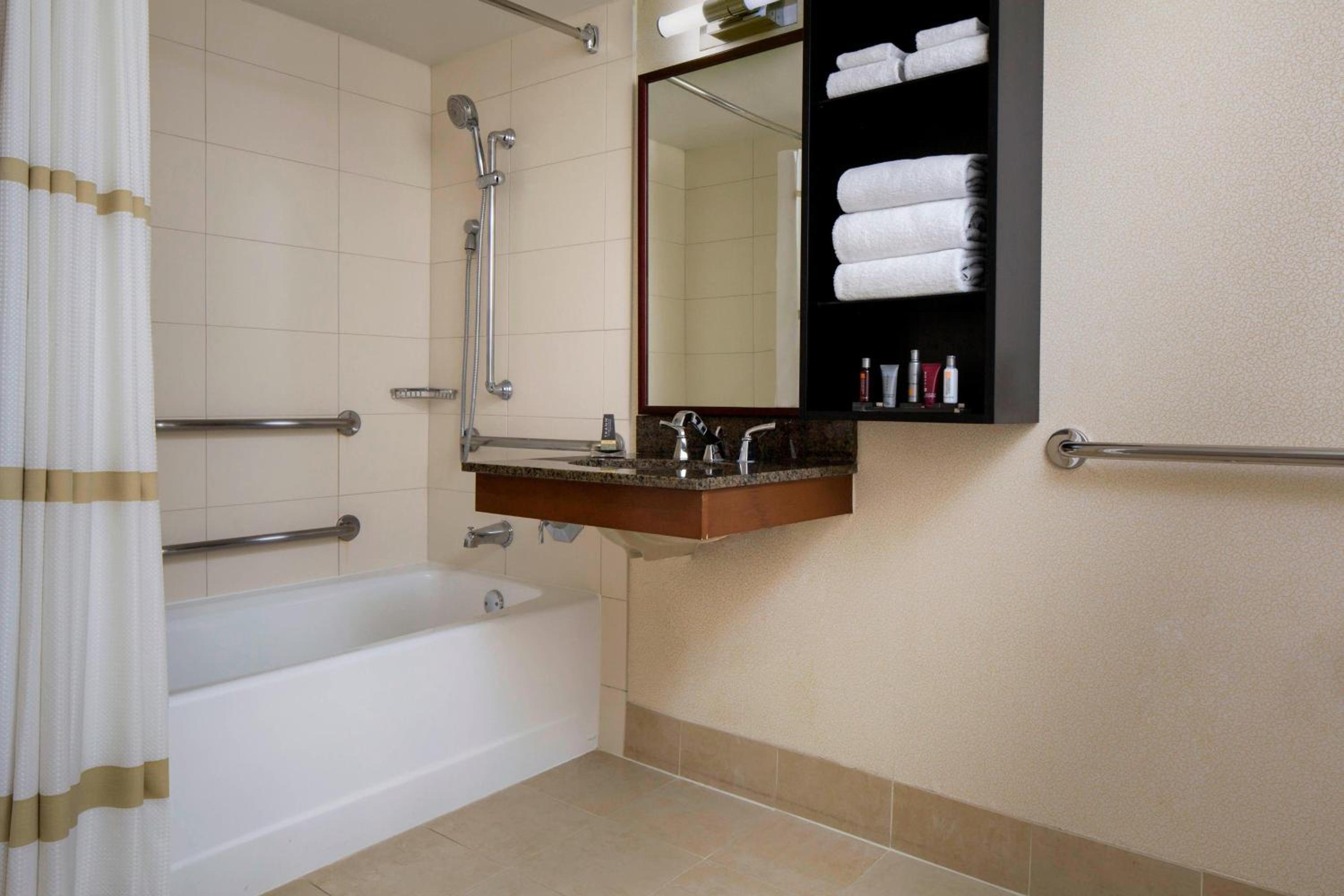 Burbank Vacations - Los Angeles Marriott Burbank Airport - Property Image 38