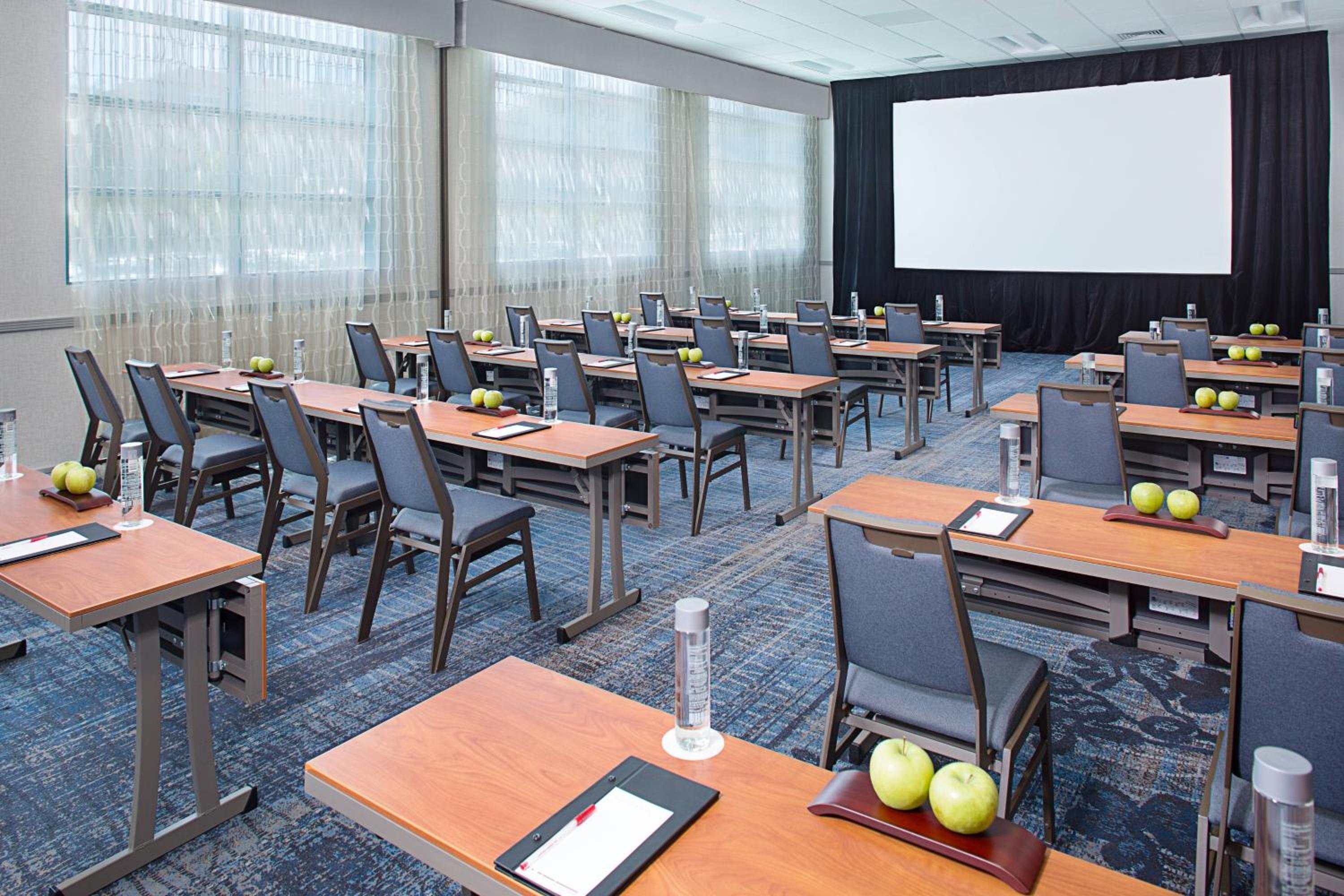 Burbank Vacations - Los Angeles Marriott Burbank Airport - Property Image 23