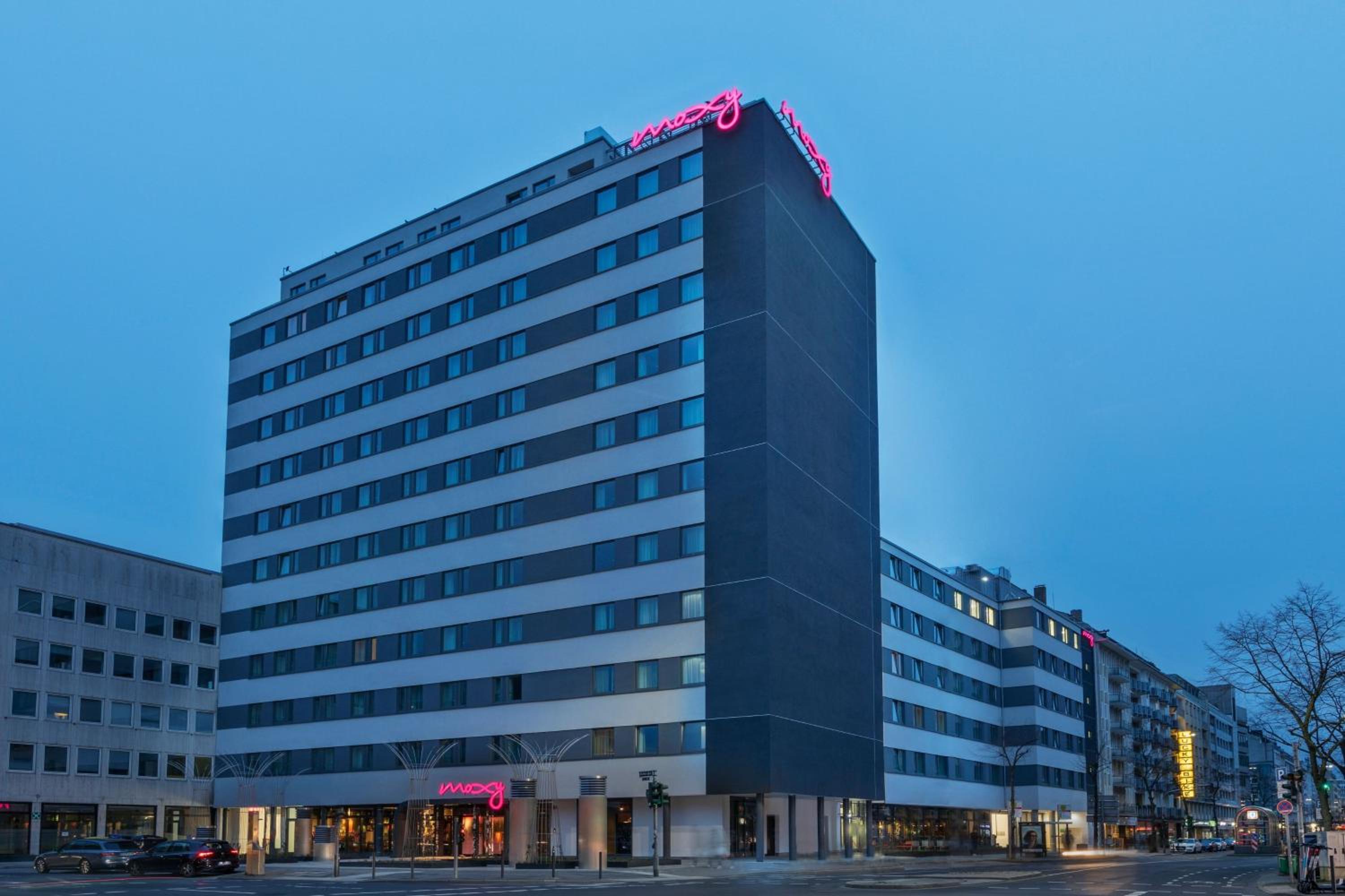 Hotel Moxy Duesseldorf City - Image 1