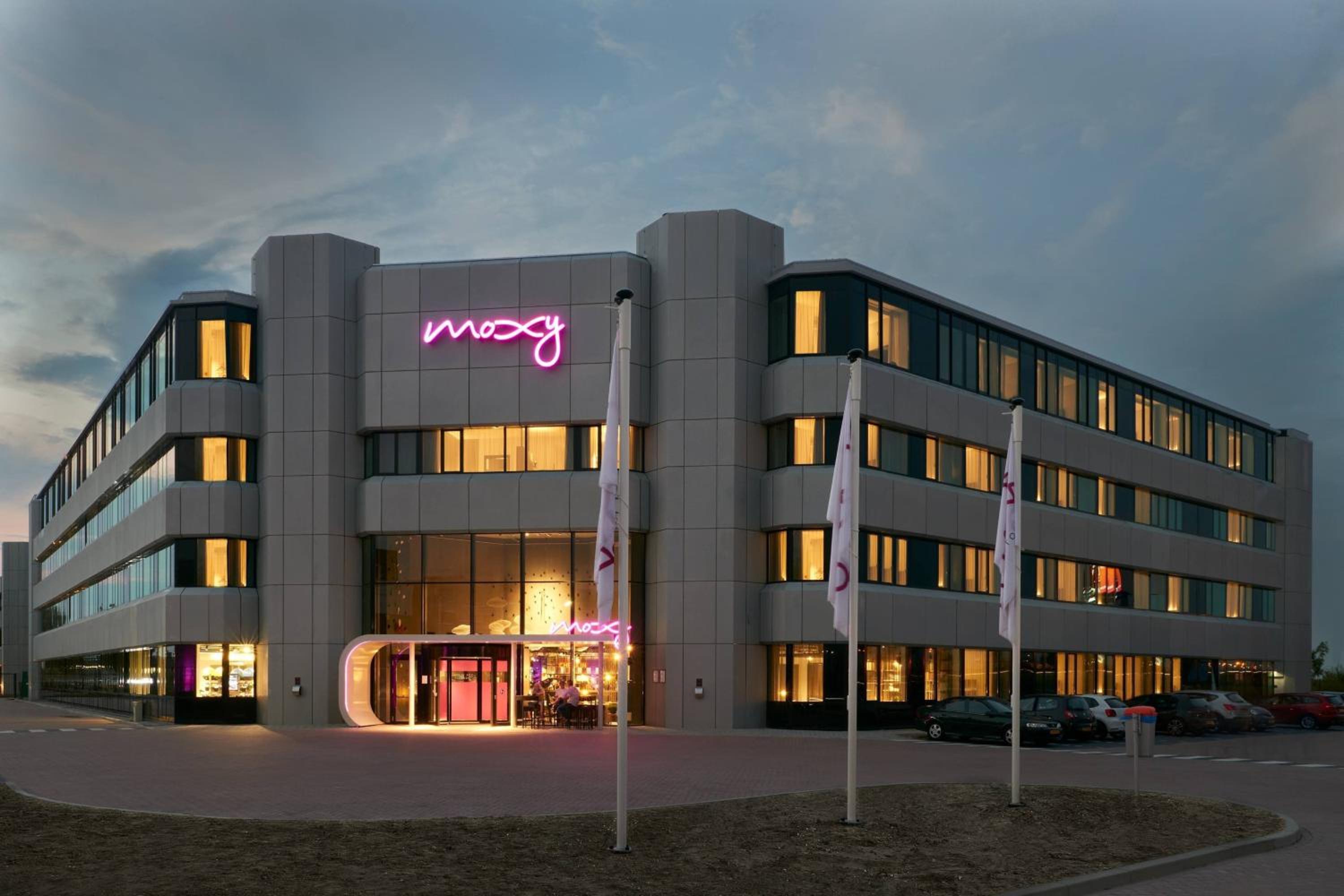 Hotel Moxy Amsterdam Schiphol Airport - Image 1